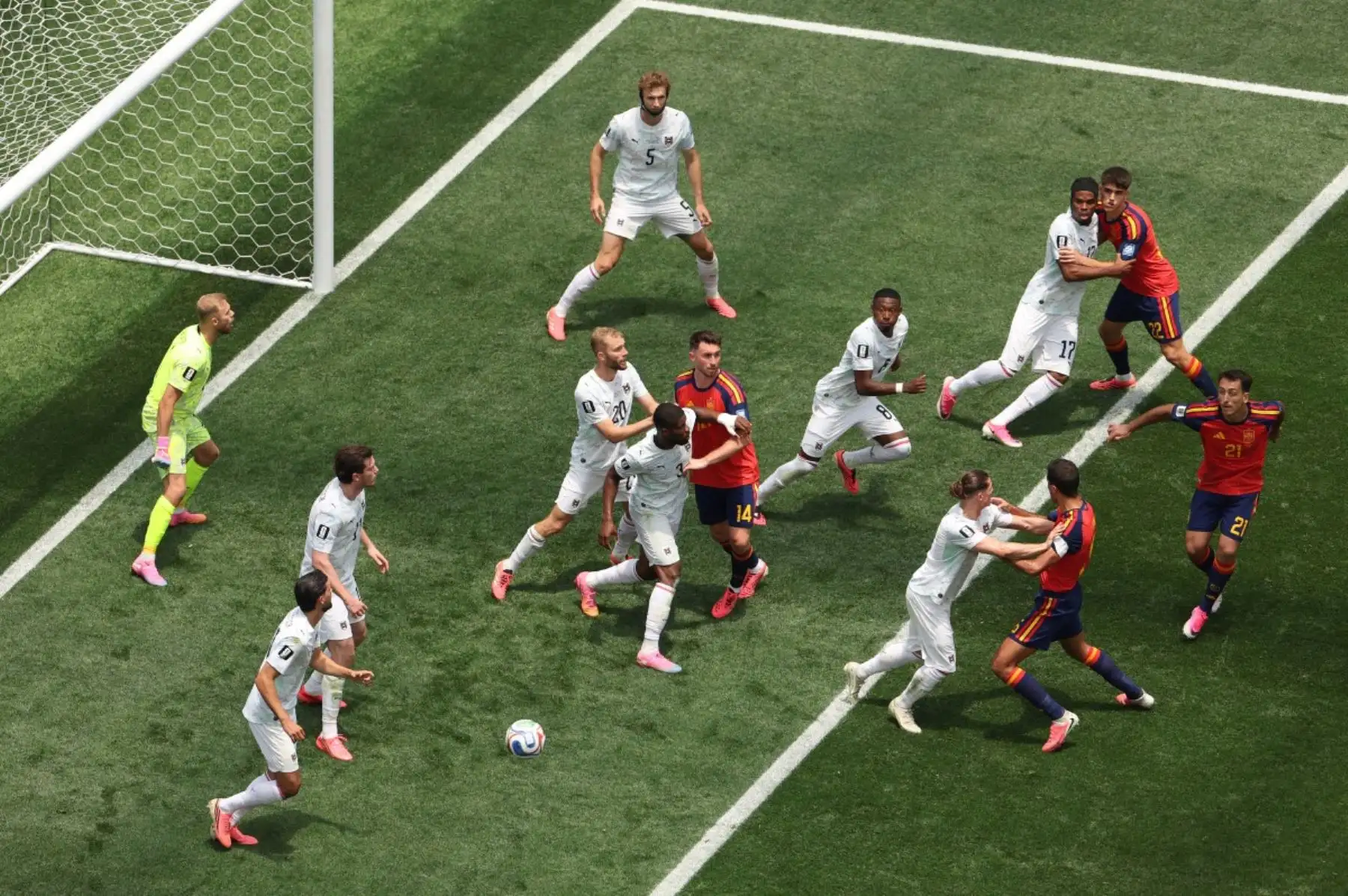 España avanzó a octavos del Mundial 2026 tras vencer 3-0 a Austria en Los Ángeles, con doblete de Mikel Oyarzabal y otro gol de Pedro Porro. La selección española superó su primera eliminatoria mundialista desde Sudáfrica 2010 y mantiene su arco invicto, con Unai Simón como protagonista de un récord histórico. Foto: AFP