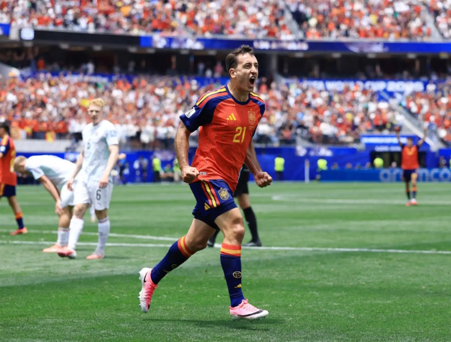 España avanzó a octavos del Mundial 2026 tras vencer 3-0 a Austria en Los Ángeles, con doblete de Mikel Oyarzabal y otro gol de Pedro Porro. La selección española superó su primera eliminatoria mundialista desde Sudáfrica 2010 y mantiene su arco invicto, con Unai Simón como protagonista de un récord histórico. Foto: AFP