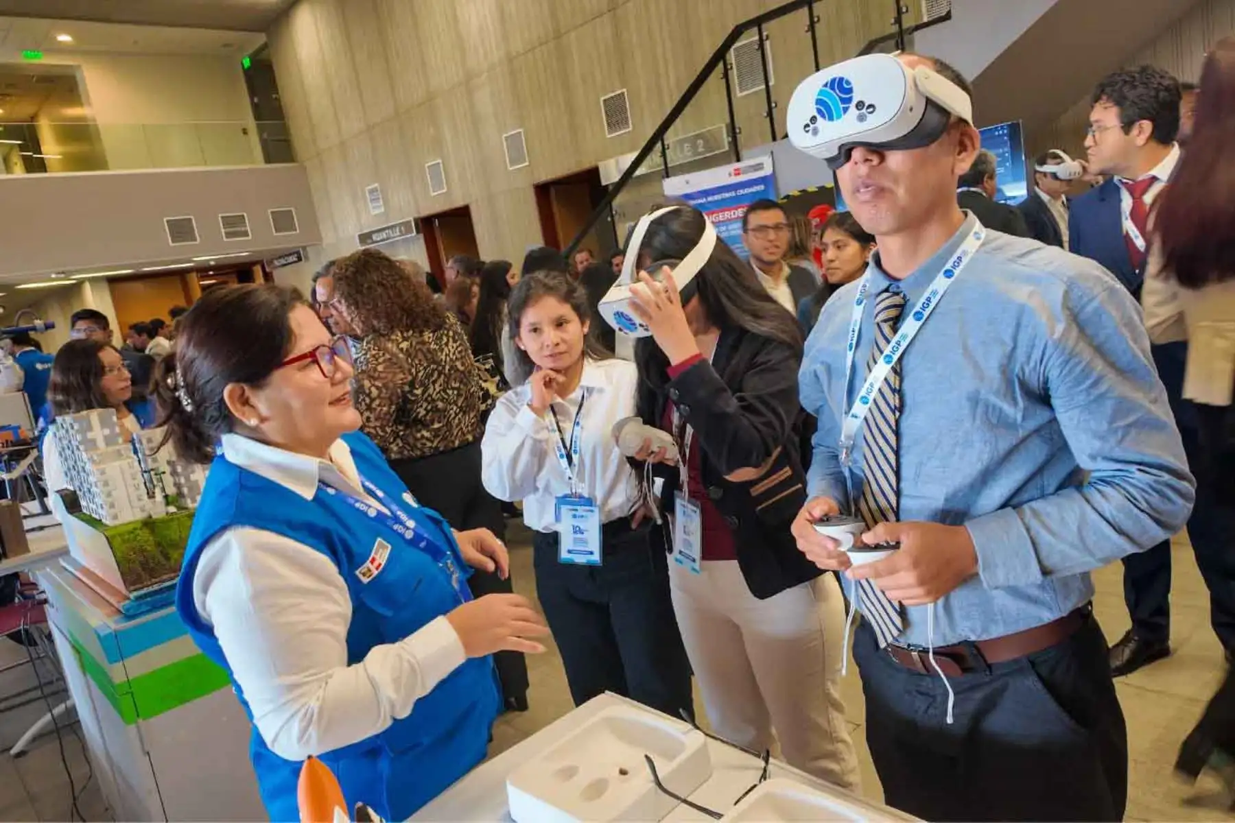 El Instituto Geofísico del Perú conmemoró su 104.° aniversario institucional con una ceremonia en la que destacó sus avances en investigación, innovación tecnológica y monitoreo de fenómenos naturales. Durante la jornada entregó estudios de zonificación de suelos y reconoció aportes científicos y aliados estratégicos para fortalecer la gestión del riesgo de desastres. Foto: ANDINA/Difusión.