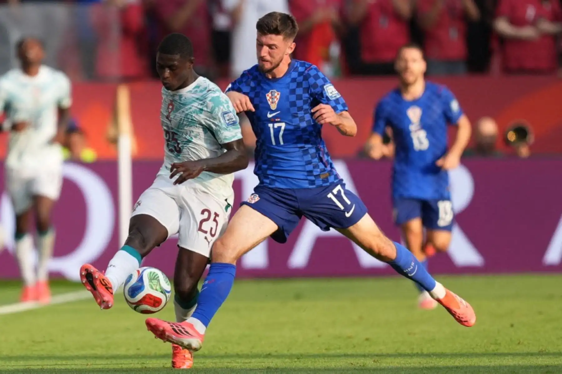 Portugal avanzó a octavos de final del Mundial 2026 tras vencer 2-1 a Croacia en los 16avos de final. Cristiano Ronaldo volvió a aparecer en un momento decisivo al marcar de penal a los 68 minutos, después del gol de Ivan Perišić, y Gonçalo Ramos selló la remontada en los descuentos para asegurar la clasificación portuguesa. Foto: AFP