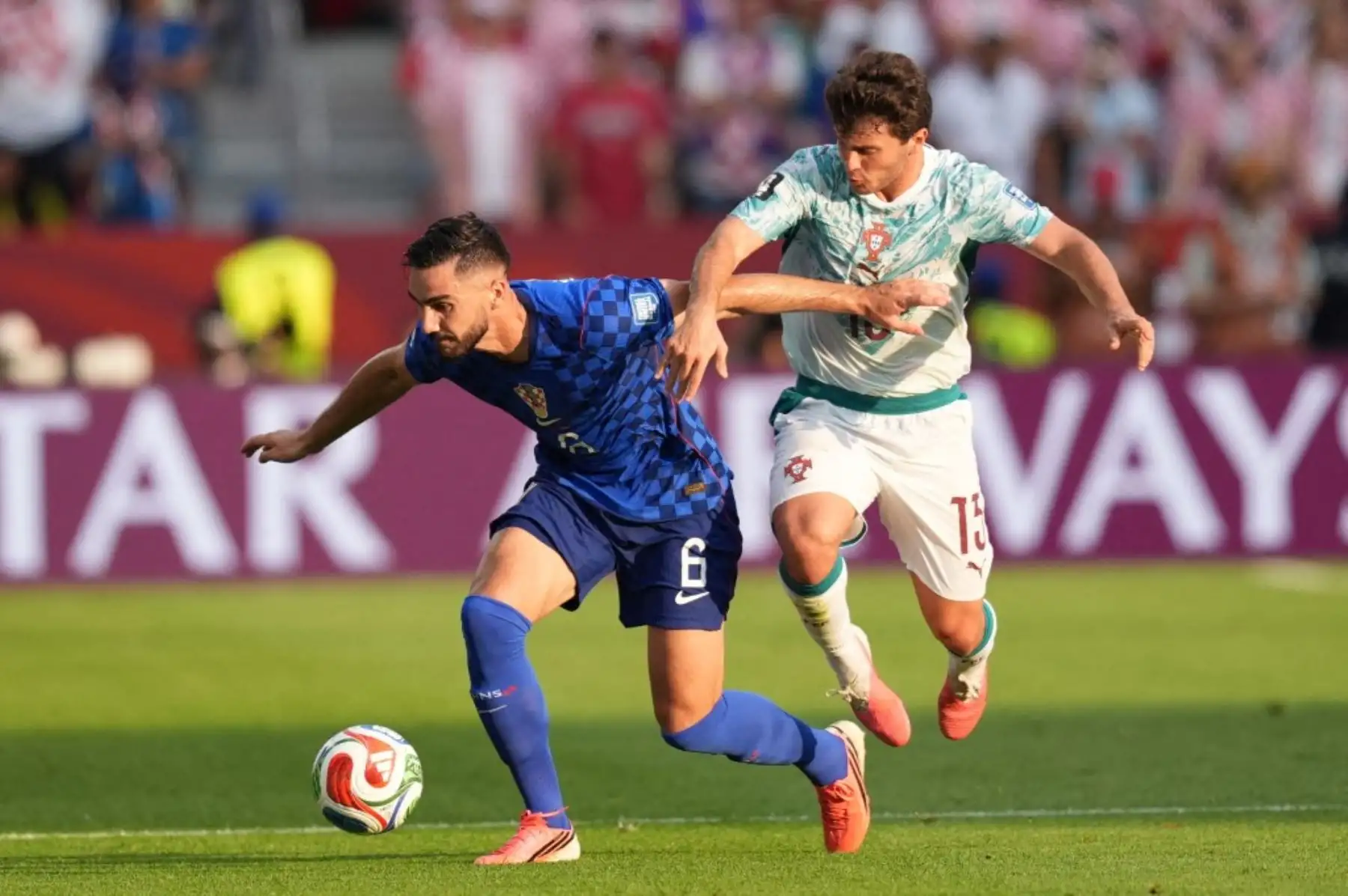 Portugal avanzó a octavos de final del Mundial 2026 tras vencer 2-1 a Croacia en los 16avos de final. Cristiano Ronaldo volvió a aparecer en un momento decisivo al marcar de penal a los 68 minutos, después del gol de Ivan Perišić, y Gonçalo Ramos selló la remontada en los descuentos para asegurar la clasificación portuguesa. Foto: AFP