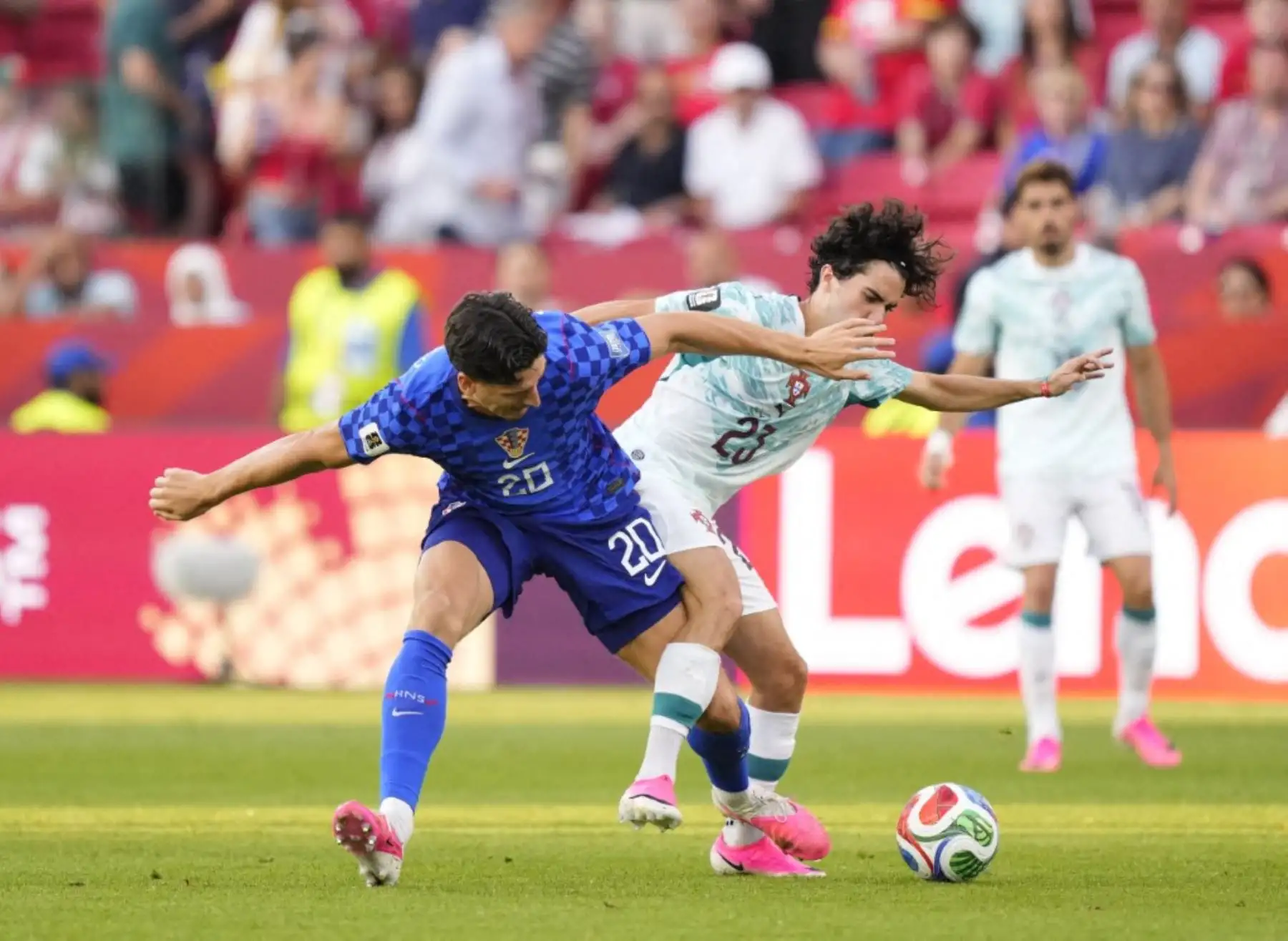 Portugal avanzó a octavos de final del Mundial 2026 tras vencer 2-1 a Croacia en los 16avos de final. Cristiano Ronaldo volvió a aparecer en un momento decisivo al marcar de penal a los 68 minutos, después del gol de Ivan Perišić, y Gonçalo Ramos selló la remontada en los descuentos para asegurar la clasificación portuguesa. Foto: AFP