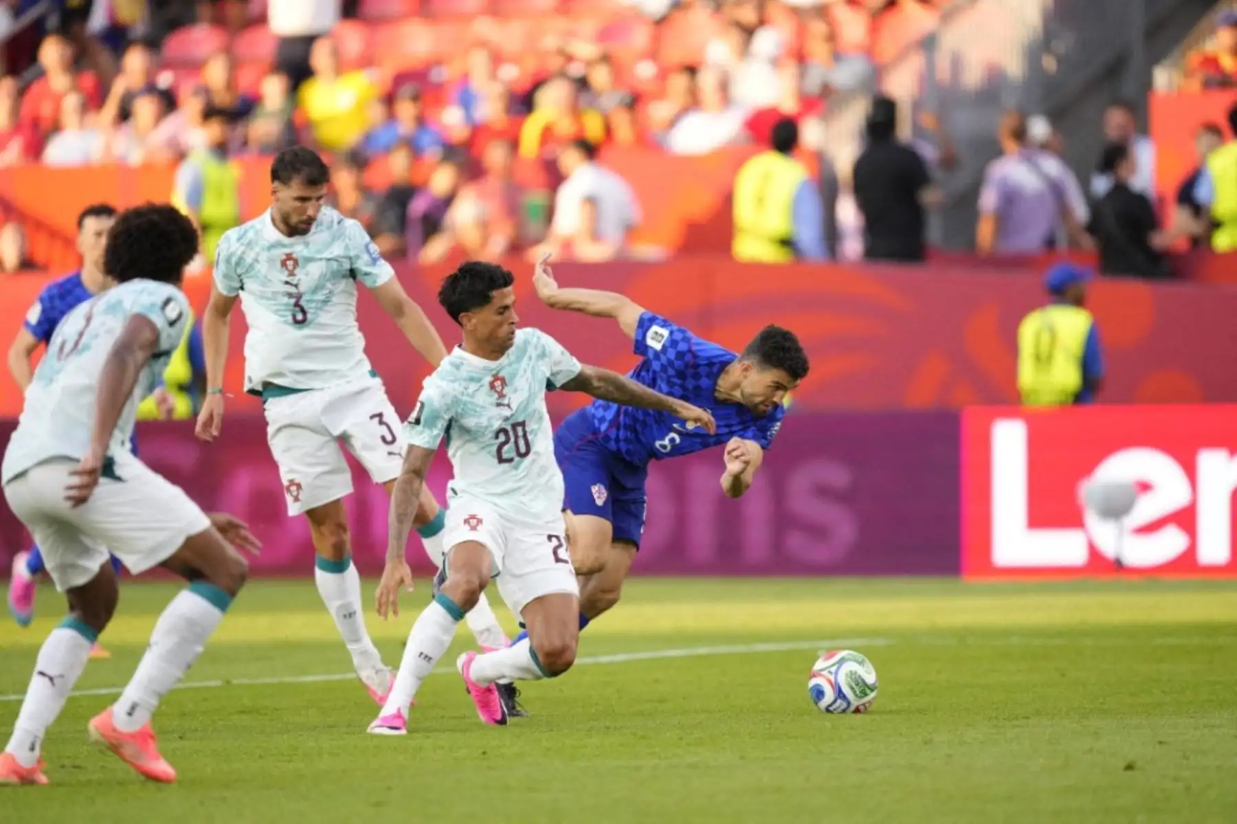 Portugal avanzó a octavos de final del Mundial 2026 tras vencer 2-1 a Croacia en los 16avos de final. Cristiano Ronaldo volvió a aparecer en un momento decisivo al marcar de penal a los 68 minutos, después del gol de Ivan Perišić, y Gonçalo Ramos selló la remontada en los descuentos para asegurar la clasificación portuguesa. Foto: AFP