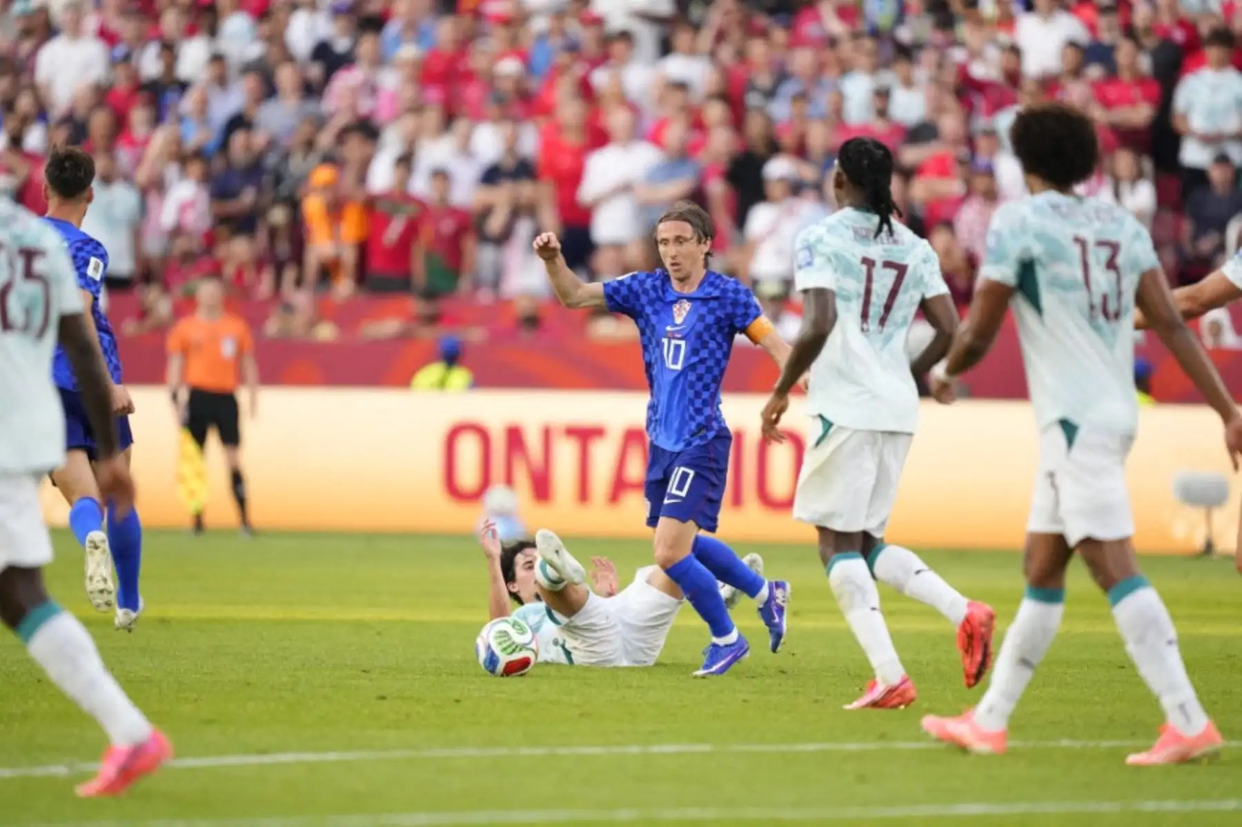 Portugal avanzó a octavos de final del Mundial 2026 tras vencer 2-1 a Croacia en los 16avos de final. Cristiano Ronaldo volvió a aparecer en un momento decisivo al marcar de penal a los 68 minutos, después del gol de Ivan Perišić, y Gonçalo Ramos selló la remontada en los descuentos para asegurar la clasificación portuguesa. Foto: AFP