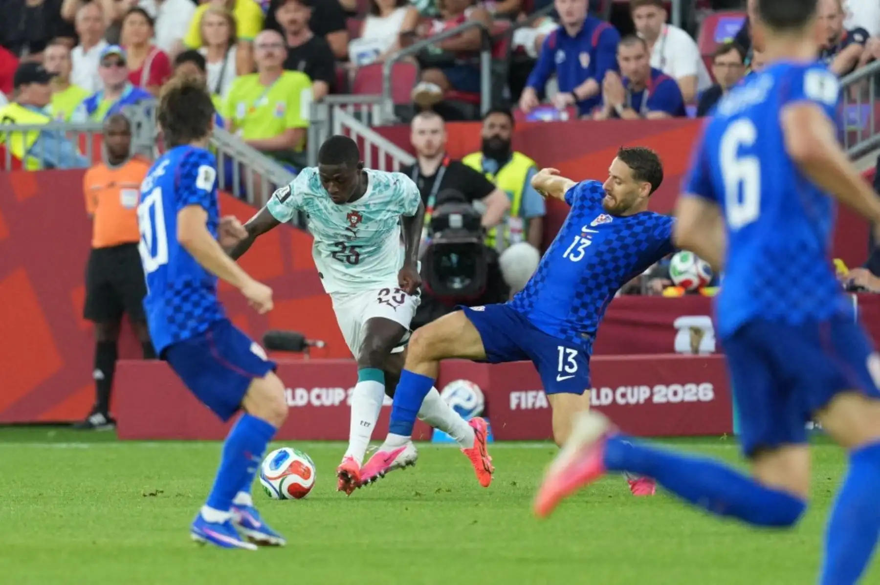 Portugal avanzó a octavos de final del Mundial 2026 tras vencer 2-1 a Croacia en los 16avos de final. Cristiano Ronaldo volvió a aparecer en un momento decisivo al marcar de penal a los 68 minutos, después del gol de Ivan Perišić, y Gonçalo Ramos selló la remontada en los descuentos para asegurar la clasificación portuguesa. Foto: AFP