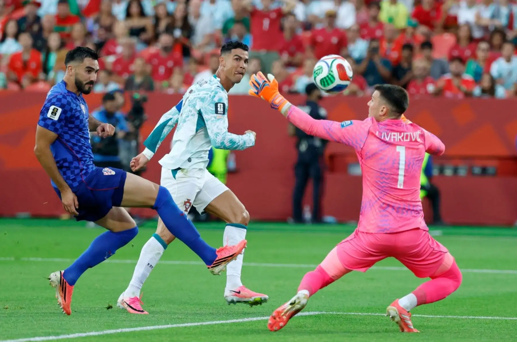 Portugal avanzó a octavos de final del Mundial 2026 tras vencer 2-1 a Croacia en los 16avos de final. Cristiano Ronaldo volvió a aparecer en un momento decisivo al marcar de penal a los 68 minutos, después del gol de Ivan Perišić, y Gonçalo Ramos selló la remontada en los descuentos para asegurar la clasificación portuguesa. Foto: AFP