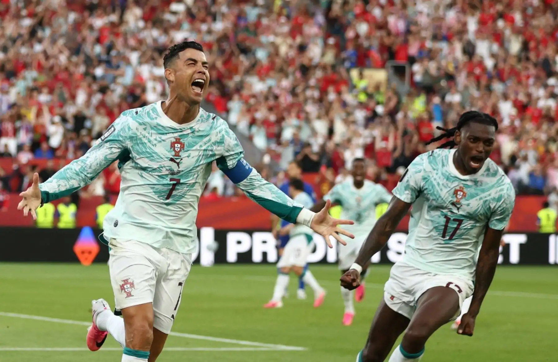 Portugal avanzó a octavos de final del Mundial 2026 tras vencer 2-1 a Croacia en los 16avos de final. Cristiano Ronaldo volvió a aparecer en un momento decisivo al marcar de penal a los 68 minutos, después del gol de Ivan Perišić, y Gonçalo Ramos selló la remontada en los descuentos para asegurar la clasificación portuguesa. Foto: AFP