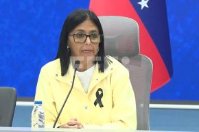 La presidenta encargada de Venezuela, Delcy Rodríguez, habla durante una declaración este jueves, en la que informó que mantiene conversaciones con el Departamento de Estado de EE. UU. y el FMI para "recuperar recursos" que permitan la reconstrucción de infraestructura afectada por los terremotos del pasado 24 de junio, en Venezuela. Foto: EFE/Iván Cárdenas