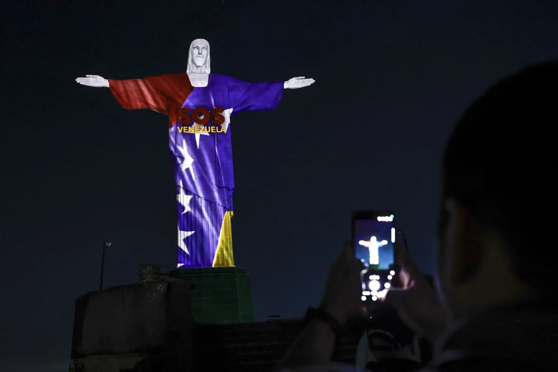 Desde el cerro del Corcovado, el Cristo Redentor se convirtió en un faro de solidaridad para impulsar el apoyo a los venezolanos afectados. Foto: EFE.