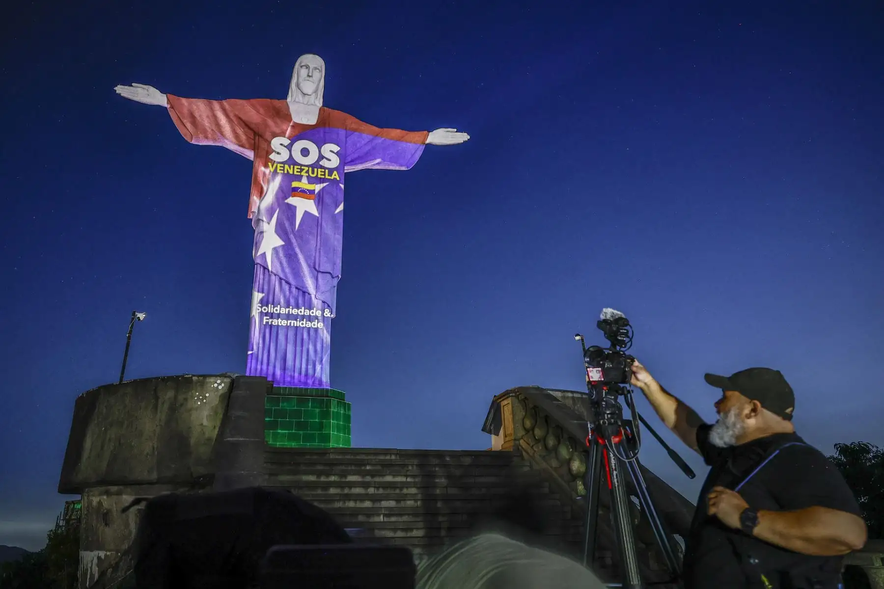 El homenaje incluyó el mensaje “SOS Venezuela”, con un llamado a apoyar la campaña de ayuda impulsada por la Iglesia católica en Brasil. Foto: EFE.