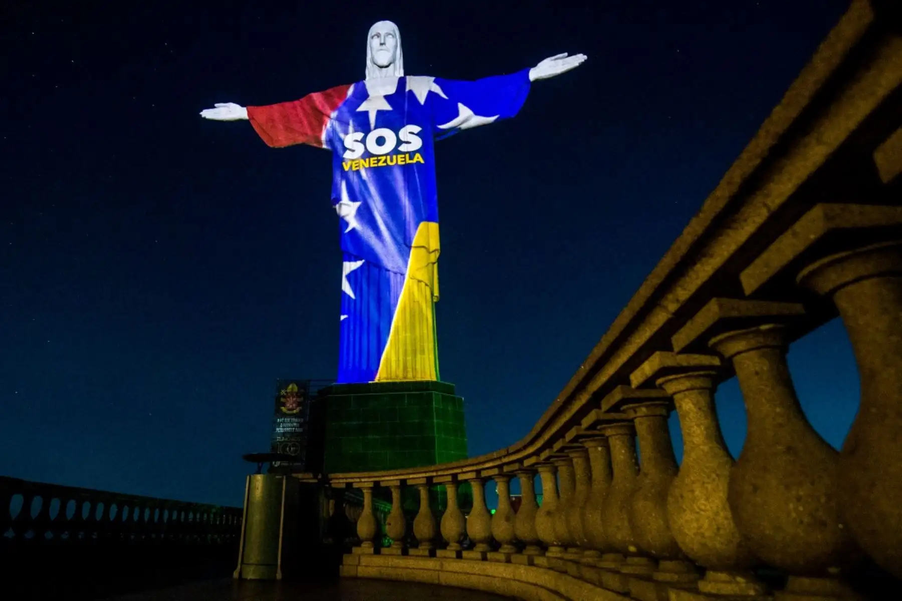 Sobre el Cristo Redentor se proyectó la bandera de Venezuela, como símbolo de memoria y solidaridad con las familias afectadas por los sismos del 24 de junio. Foto: AFP.