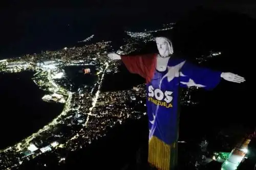 Cristo Redentor rinde homenaje a víctimas de terremotos en Venezuela