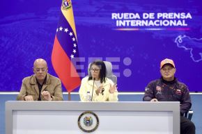 La presidenta encargada de Venezuela, Delcy Rodríguez (c), habla durante una rueda de prensa junto al presidente de la Asamblea Nacional, Jorge Rodríguez (i), y el ministro del Interior, Diosdado Cabello. Foto: EFE