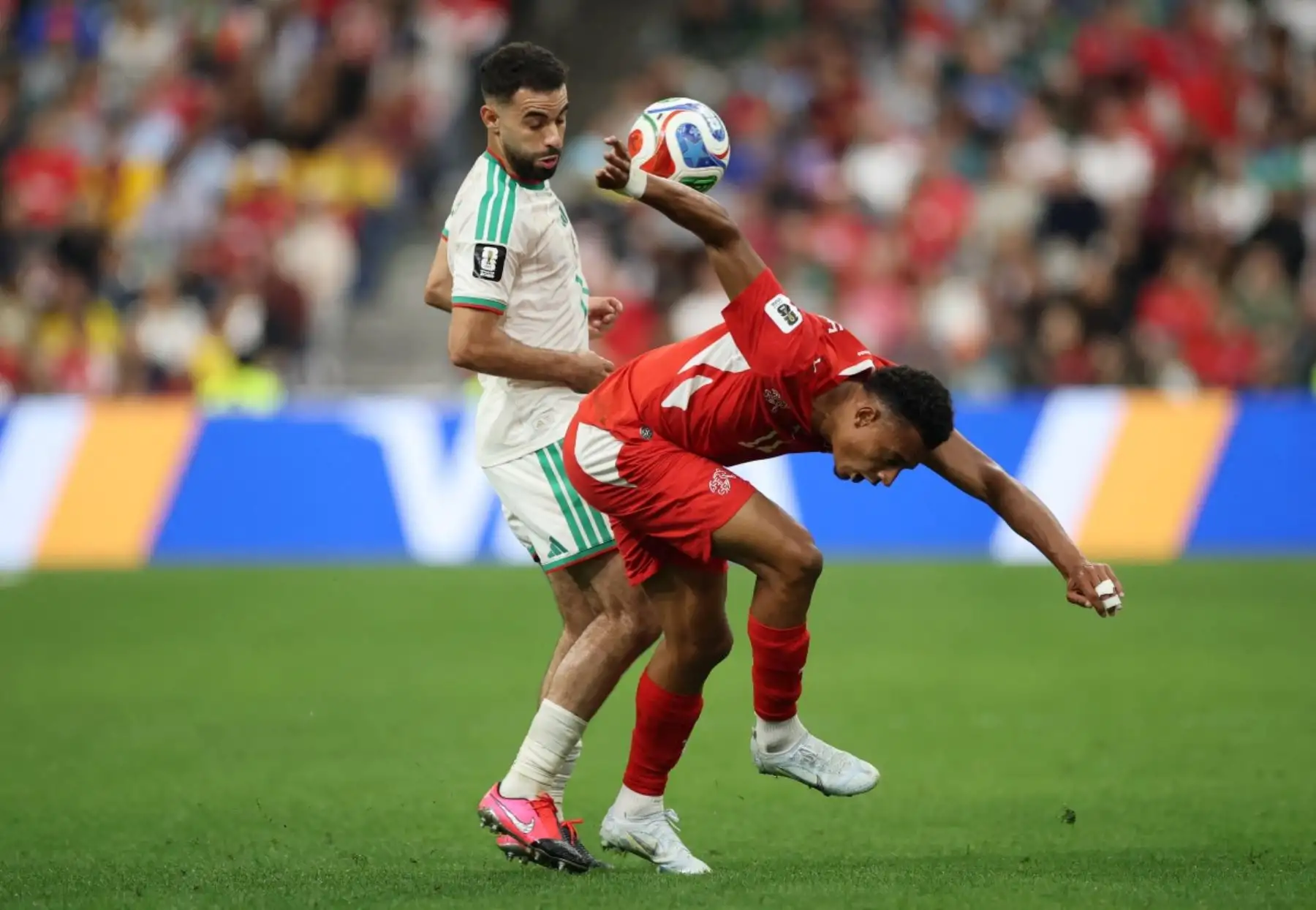 Suiza avanzó a octavos de final del Mundial 2026 tras vencer 2-0 a Argelia en la eliminatoria de 32. Breel Embolo abrió el marcador a los 10 minutos y Dan Ndoye amplió la ventaja al inicio del segundo tiempo, resultado que dejó fuera al conjunto africano. Foto: AFP.