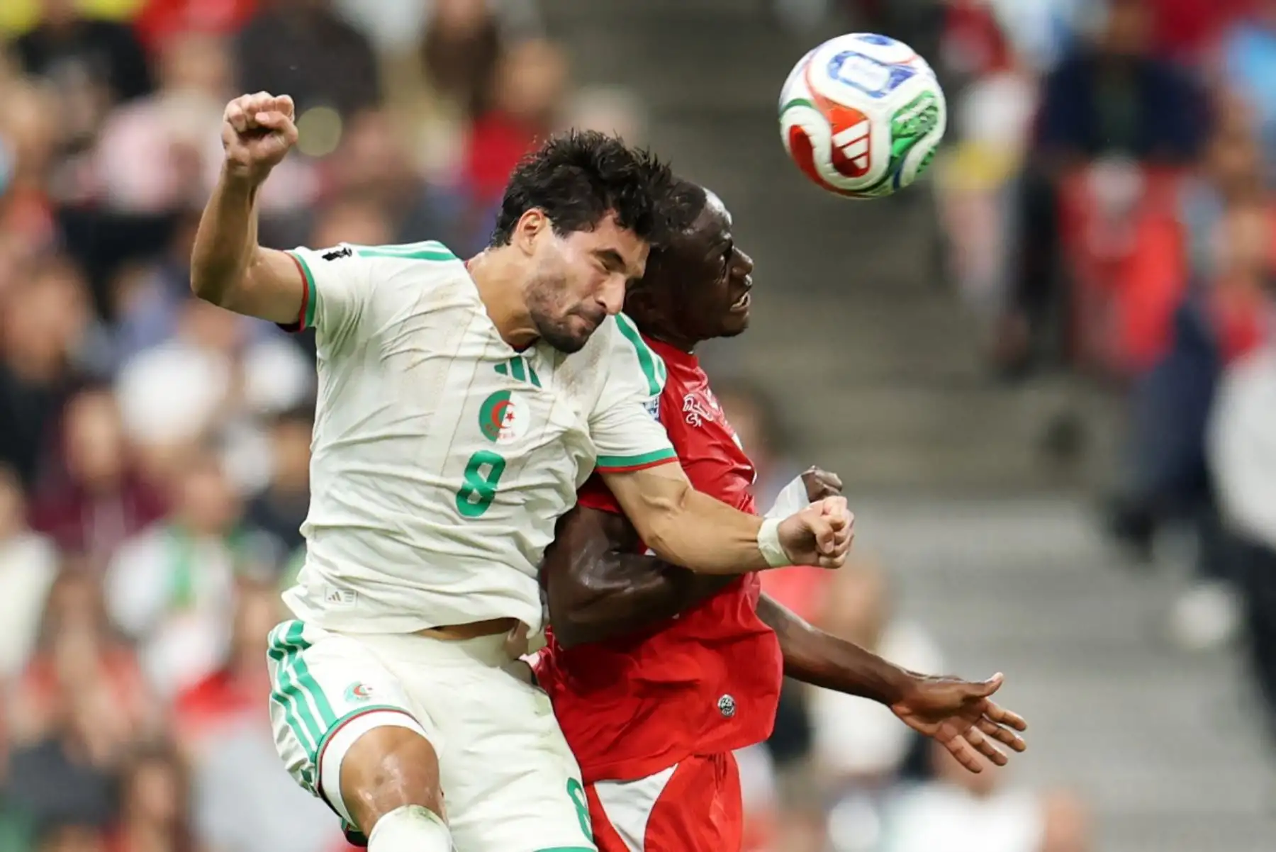 Suiza avanzó a octavos de final del Mundial 2026 tras vencer 2-0 a Argelia en la eliminatoria de 32. Breel Embolo abrió el marcador a los 10 minutos y Dan Ndoye amplió la ventaja al inicio del segundo tiempo, resultado que dejó fuera al conjunto africano. Foto: AFP.
