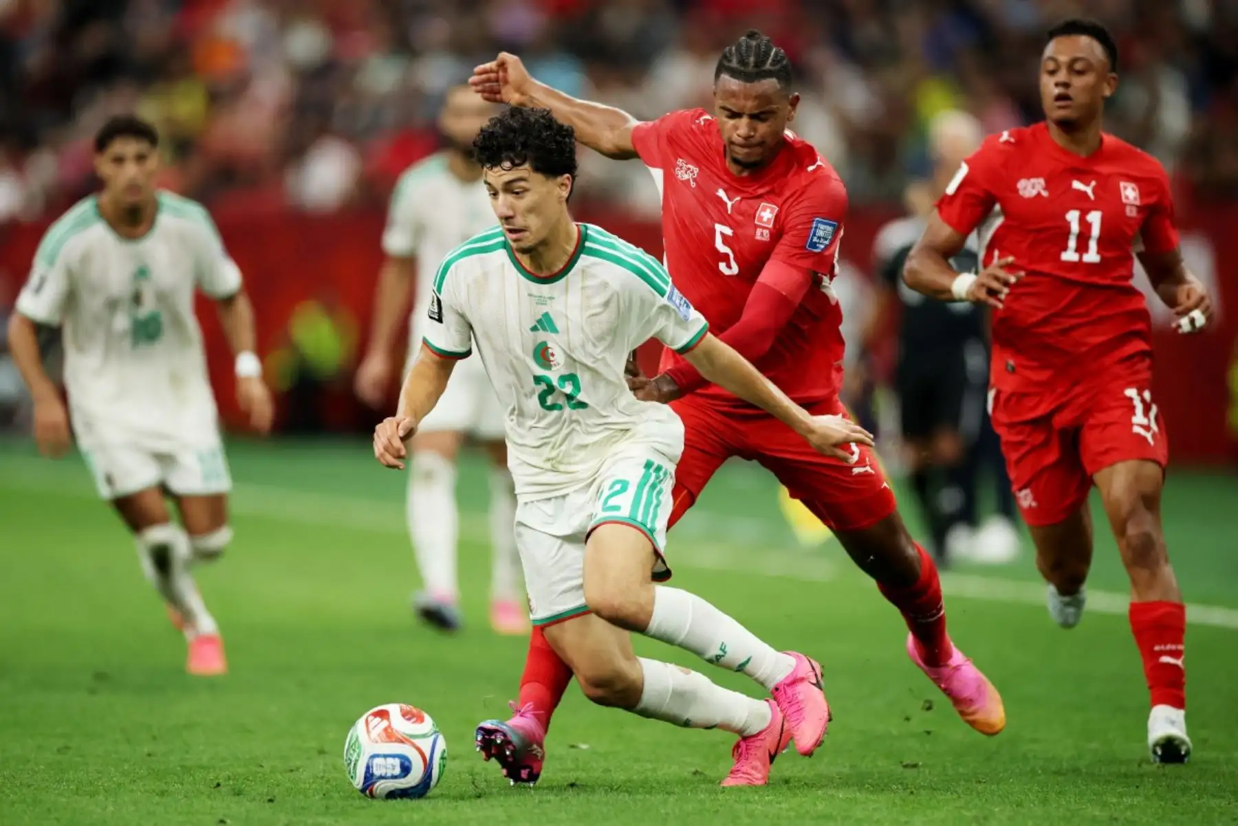 Suiza avanzó a octavos de final del Mundial 2026 tras vencer 2-0 a Argelia en la eliminatoria de 32. Breel Embolo abrió el marcador a los 10 minutos y Dan Ndoye amplió la ventaja al inicio del segundo tiempo, resultado que dejó fuera al conjunto africano. Foto: AFP.