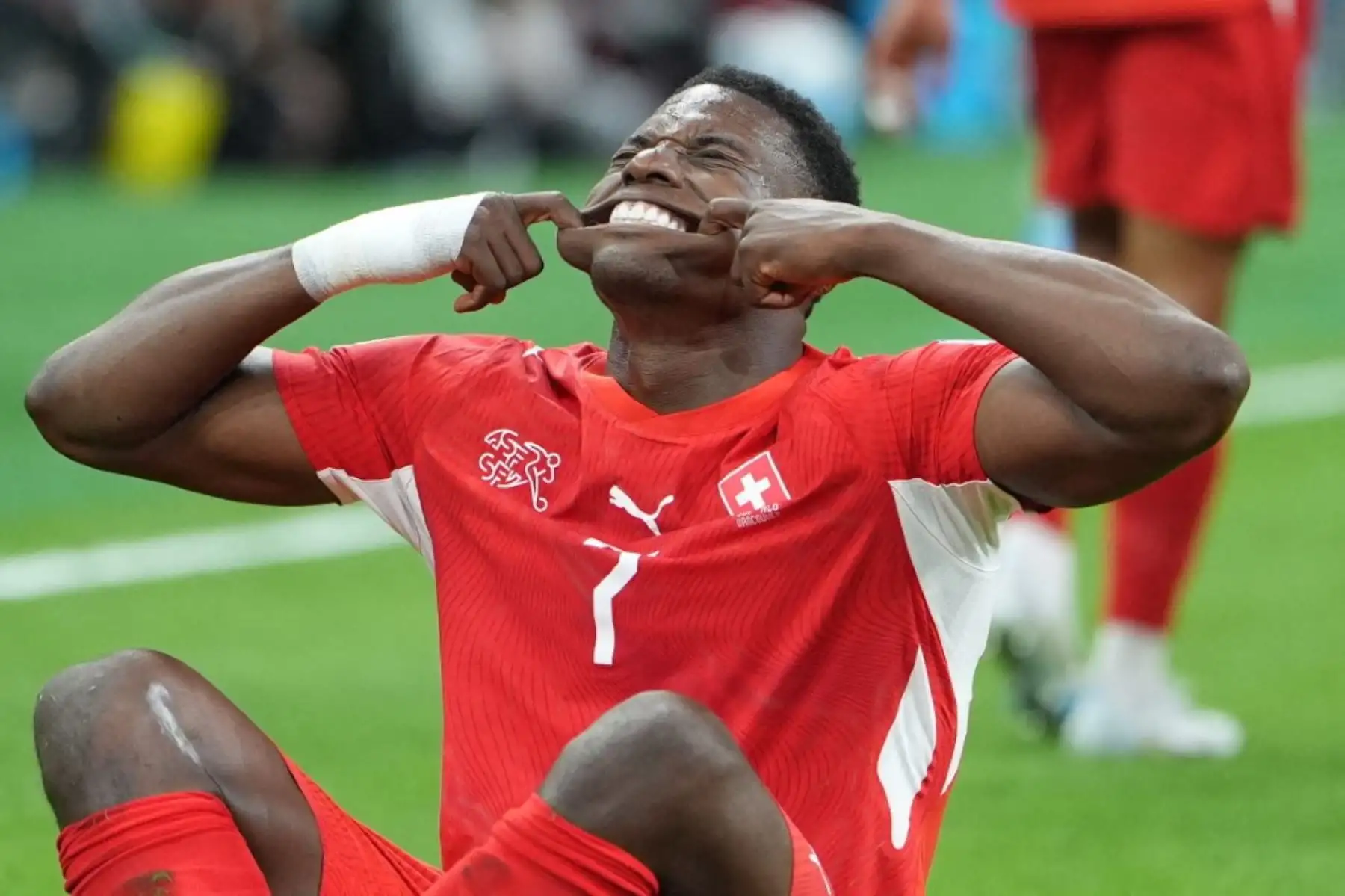 Suiza avanzó a octavos de final del Mundial 2026 tras vencer 2-0 a Argelia en la eliminatoria de 32. Breel Embolo abrió el marcador a los 10 minutos y Dan Ndoye amplió la ventaja al inicio del segundo tiempo, resultado que dejó fuera al conjunto africano. Foto: AFP.