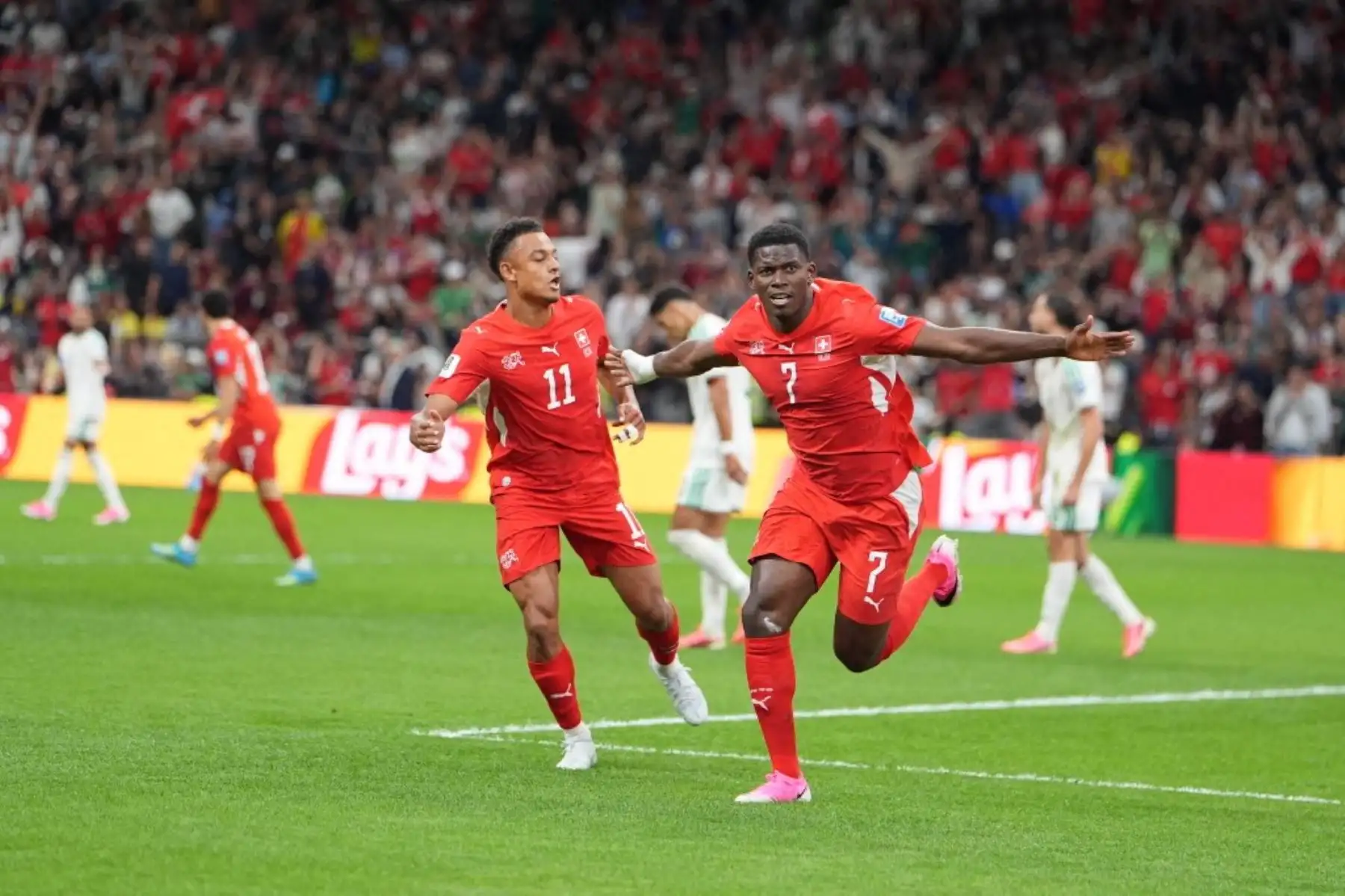 Suiza avanzó a octavos de final del Mundial 2026 tras vencer 2-0 a Argelia en la eliminatoria de 32. Breel Embolo abrió el marcador a los 10 minutos y Dan Ndoye amplió la ventaja al inicio del segundo tiempo, resultado que dejó fuera al conjunto africano. Foto: AFP.