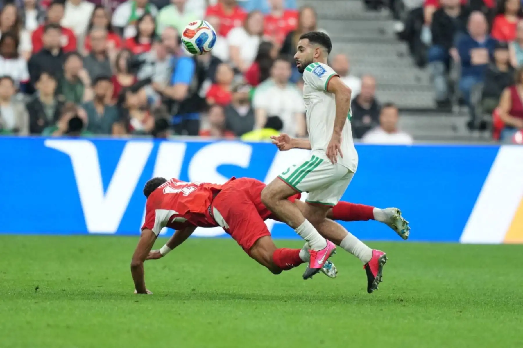 Suiza avanzó a octavos de final del Mundial 2026 tras vencer 2-0 a Argelia en la eliminatoria de 32. Breel Embolo abrió el marcador a los 10 minutos y Dan Ndoye amplió la ventaja al inicio del segundo tiempo, resultado que dejó fuera al conjunto africano. Foto: AFP.