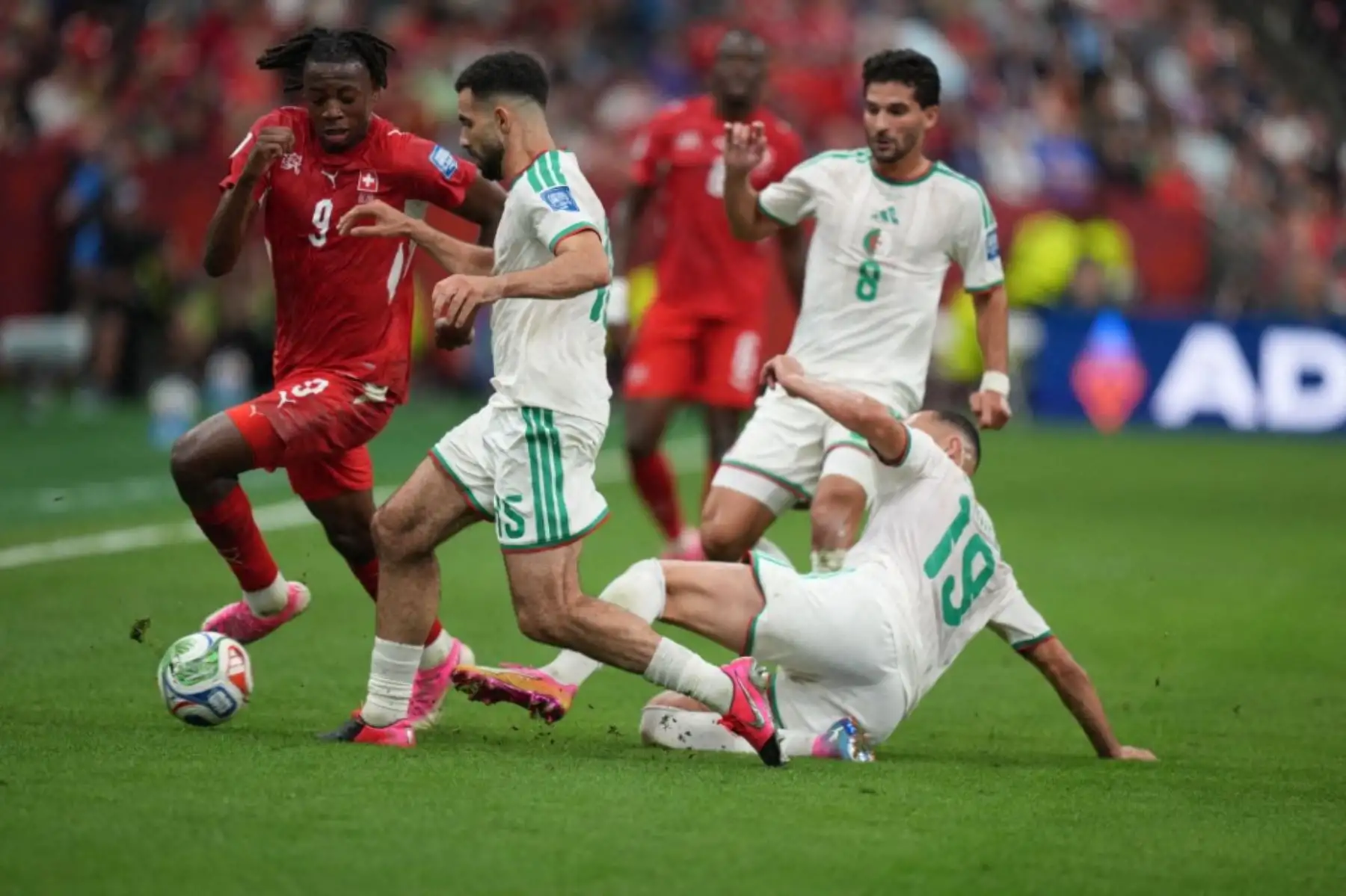 Suiza avanzó a octavos de final del Mundial 2026 tras vencer 2-0 a Argelia en la eliminatoria de 32. Breel Embolo abrió el marcador a los 10 minutos y Dan Ndoye amplió la ventaja al inicio del segundo tiempo, resultado que dejó fuera al conjunto africano. Foto: AFP.