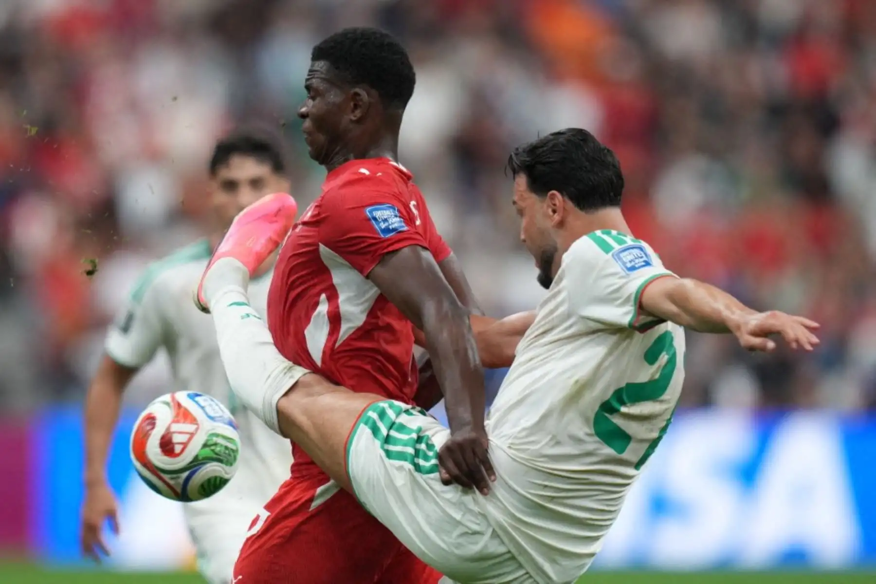 Suiza avanzó a octavos de final del Mundial 2026 tras vencer 2-0 a Argelia en la eliminatoria de 32. Breel Embolo abrió el marcador a los 10 minutos y Dan Ndoye amplió la ventaja al inicio del segundo tiempo, resultado que dejó fuera al conjunto africano. Foto: AFP.