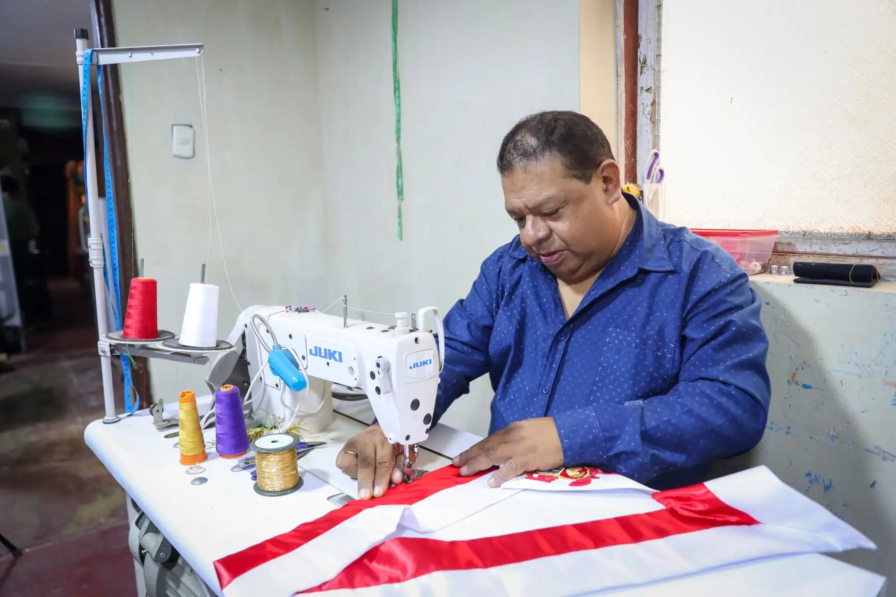 El experto recibió en junio el encargo para elaborar la banda presidencial que usará la presidenta electa del Perú en su ceremonia de asunción de mando. Foto: ANDINA/Ricardo Cuba