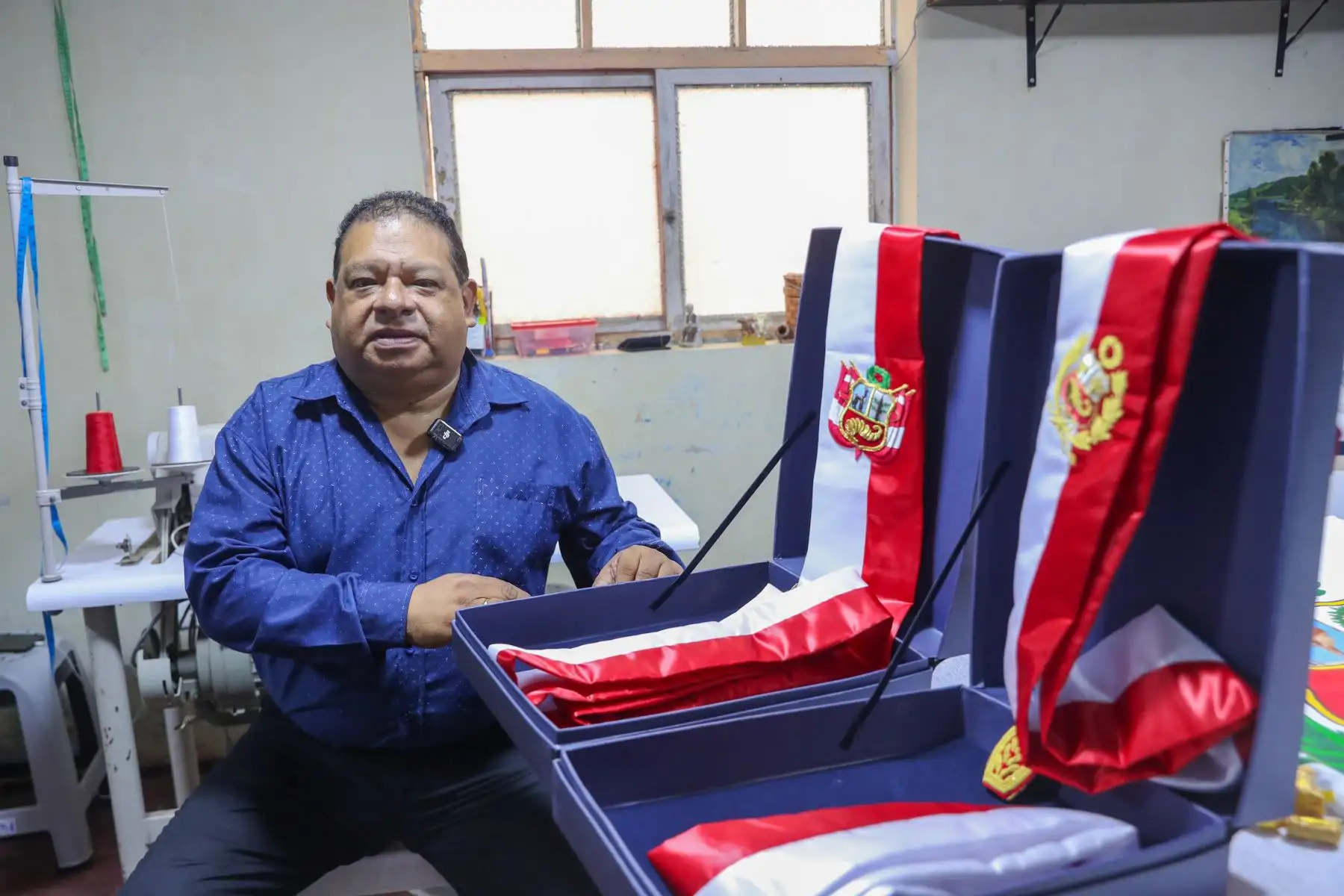 El artesano explicó que solo la unión de las telas roja y blanca se realiza a máquina, mientras que el resto del trabajo es completamente manual. Foto: ANDINA/Ricardo Cuba