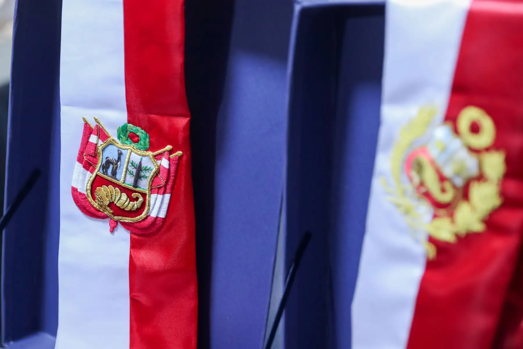 La prenda es elaborada con raso francés y lleva el escudo nacional bordado a mano con canutillo francés, un material metálico fino utilizado en alta costura. Foto: ANDINA/Ricardo Cuba