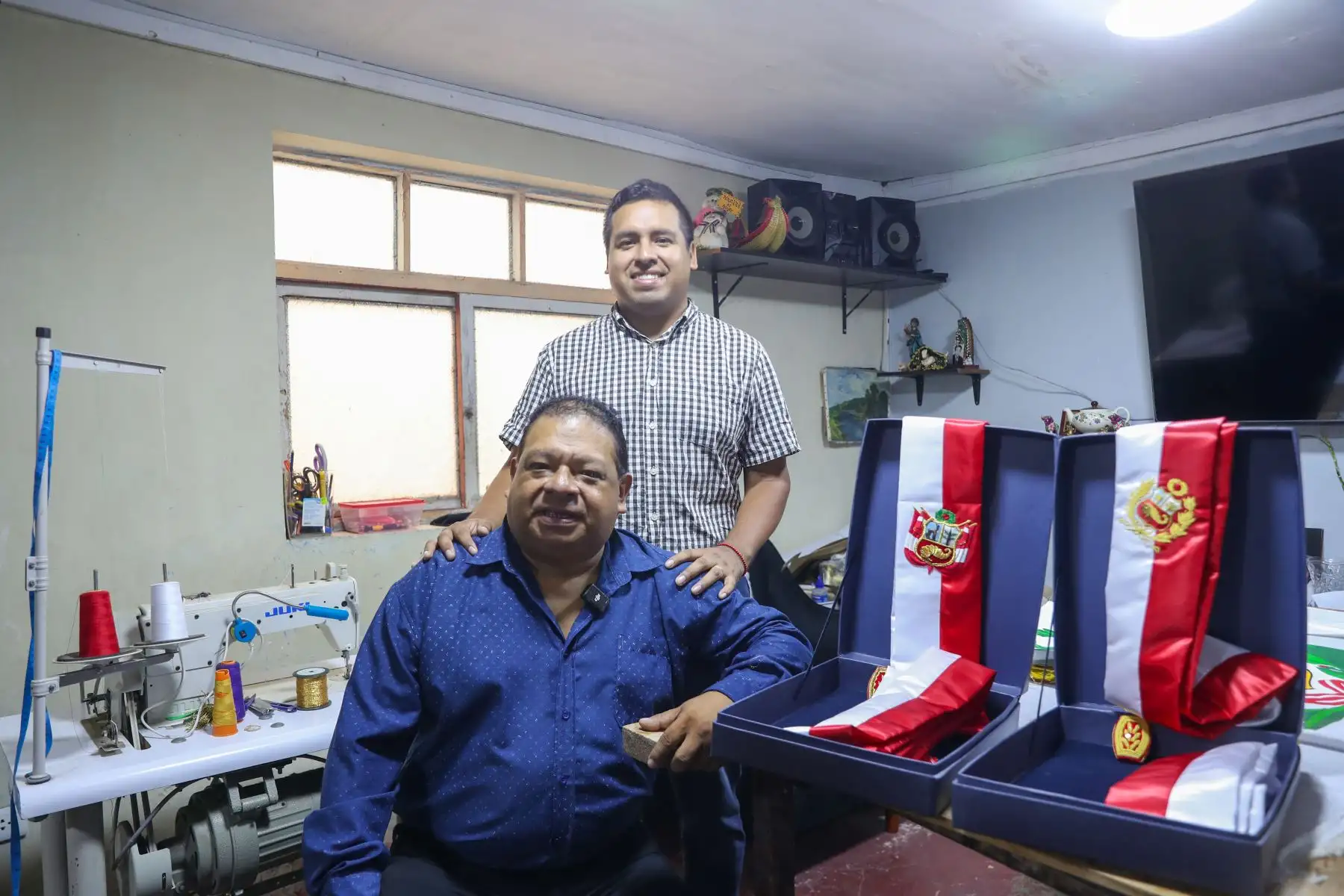 César Grados trabaja junto a su hijo César Dante y su esposa Sonia Casalino, quienes lo acompañan en el proceso desde hace más de diez años. Foto: ANDINA/Ricardo Cuba