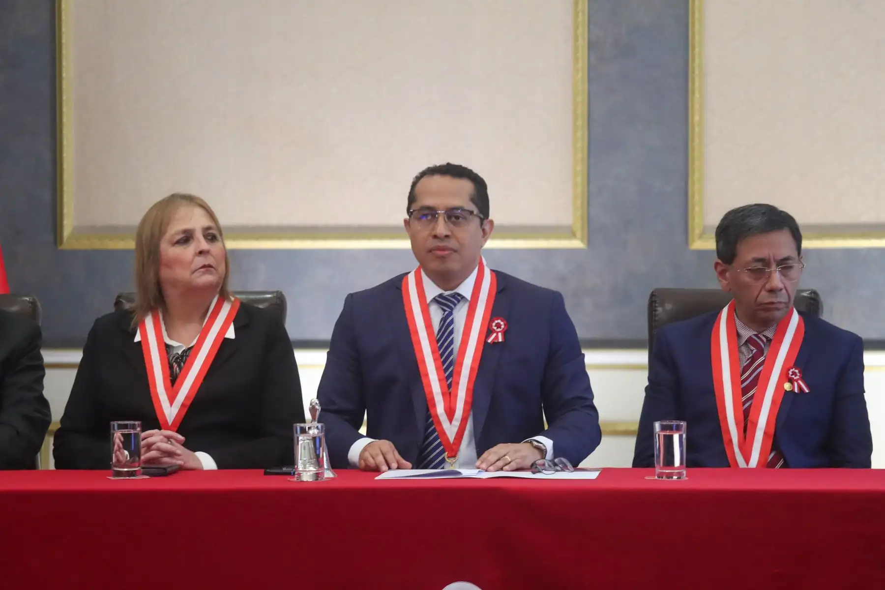 La ceremonia continúa con la participación de autoridades del JNE, en el marco de la oficialización de los resultados electorales. Foto: ANDINA/Ricardo Cuba.