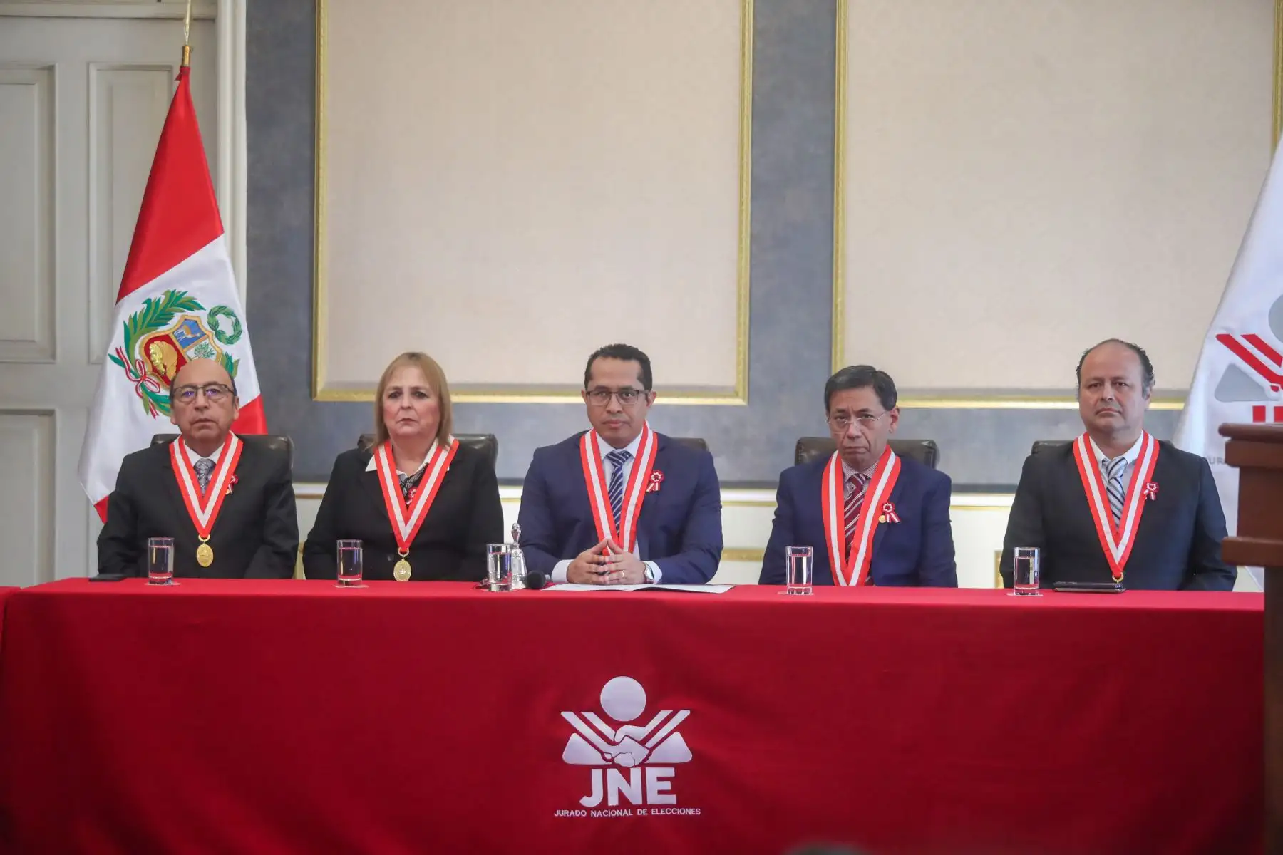 La mesa principal del JNE preside la actividad oficial en la que se presentan los resultados generales del proceso electoral. Foto: ANDINA/Ricardo Cuba.