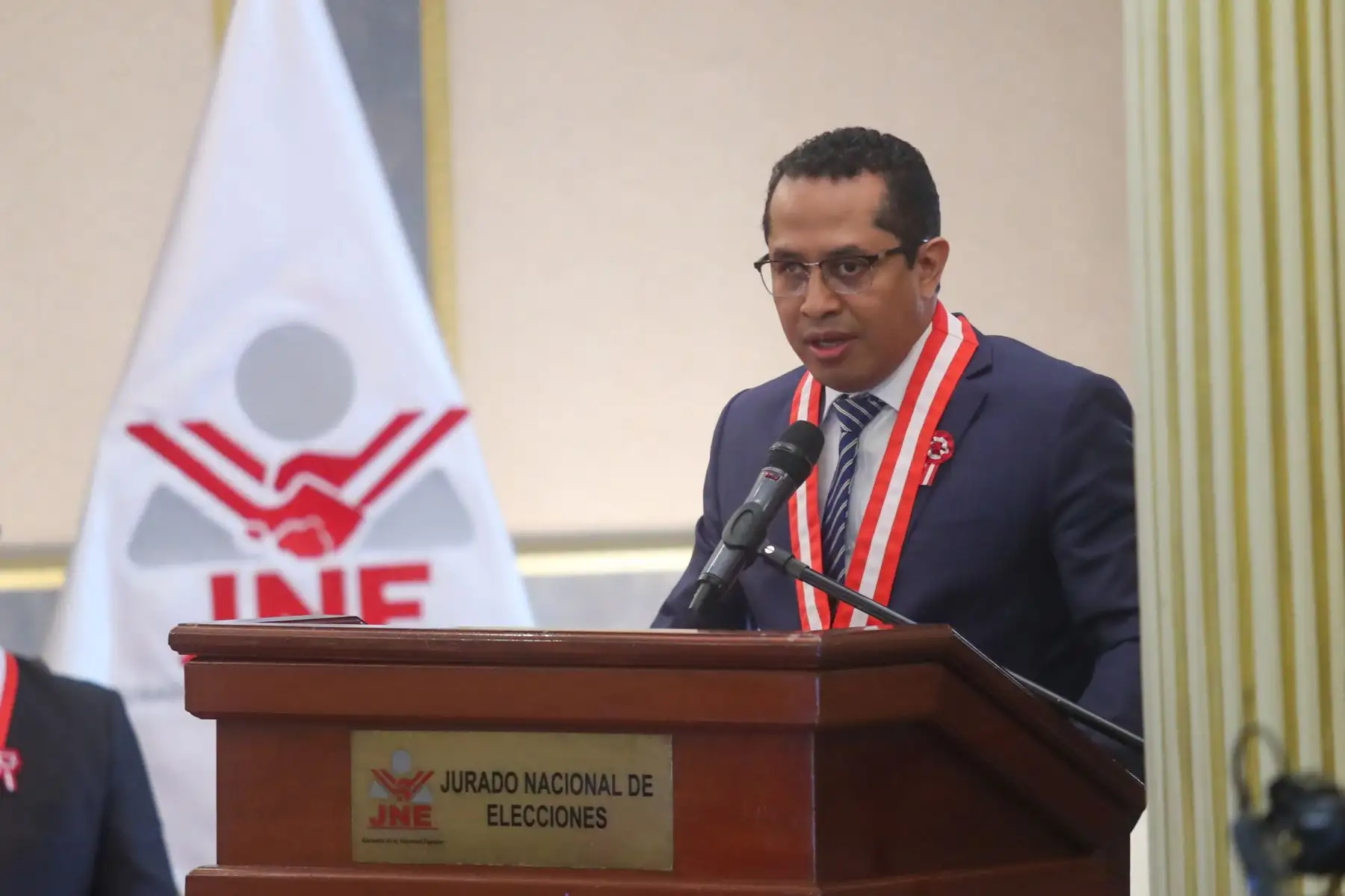 Un representante del JNE interviene durante la ceremonia de proclamación general de los resultados de la segunda vuelta presidencial 2026. Foto: ANDINA/Ricardo Cuba.