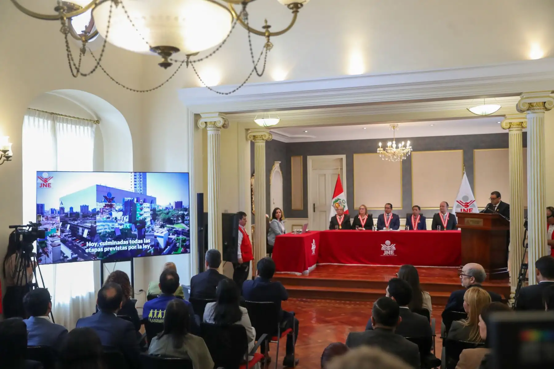 La ceremonia de proclamación general reúne a autoridades electorales y asistentes en la sede donde se oficializan los resultados de la segunda vuelta presidencial 2026. Foto: ANDINA/Ricardo Cuba.