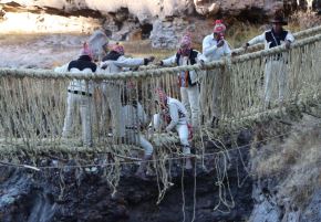 Ante más de 2 000 turistas, comunidades quechuas del distrito de Quehue, en Cusco, realizan el tradicional ritual de la renovación del último puente inca Q