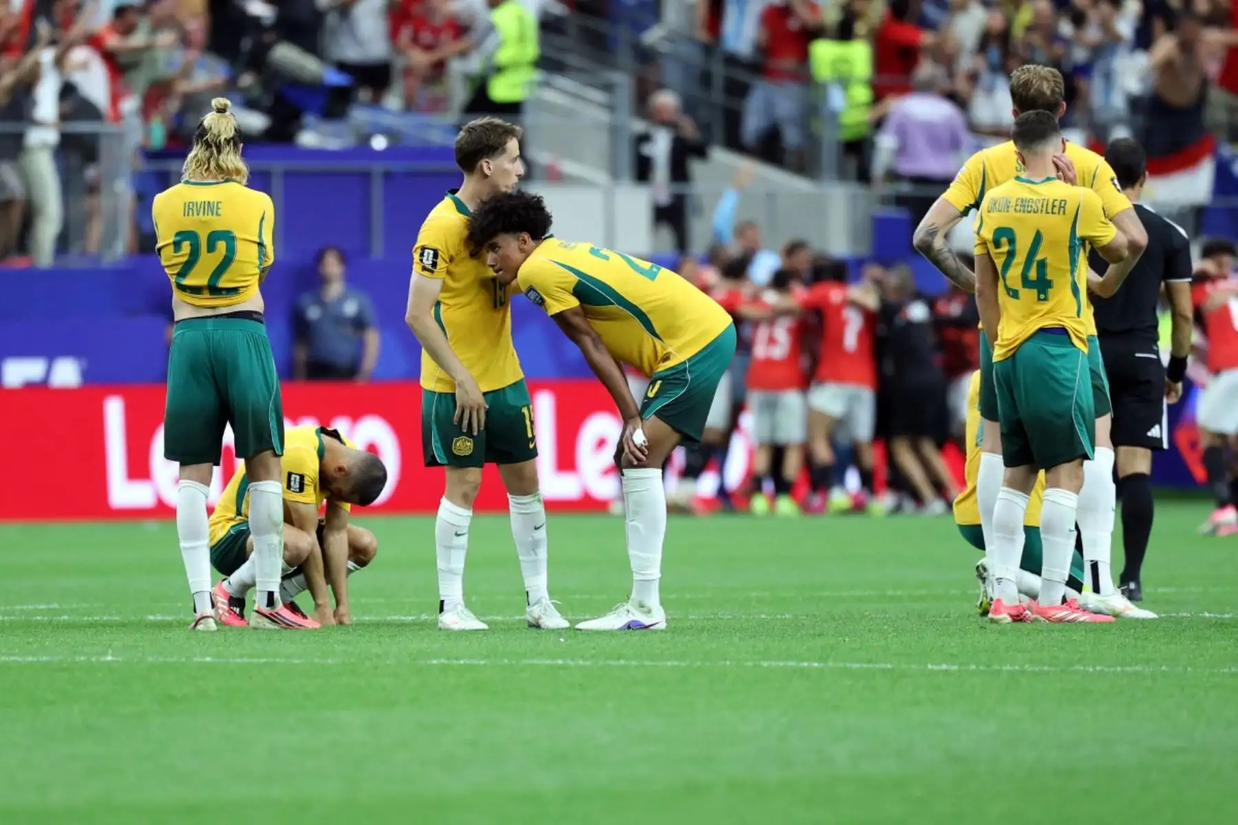 Los jugadores australianos reaccionan tras perder el partido de dieciseisavos de final del Mundial de 2026 contra Egipto en el estadio Dallas de Arlington el 3 de julio de 2026. (Foto de Thomas COEX / AFP)