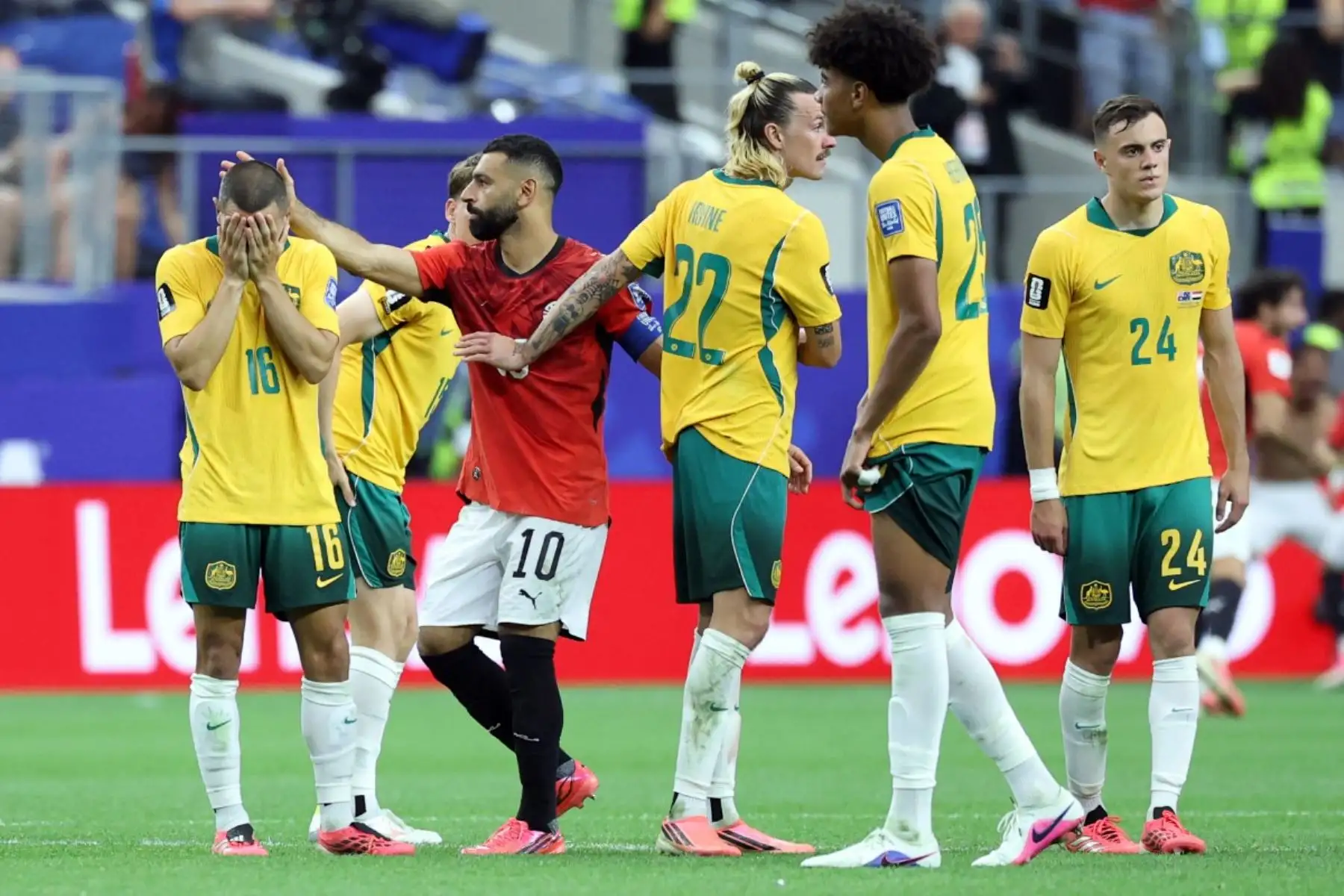 El delantero egipcio Mohamed Salah (segundo por la izquierda), número 10 del ranking, celebra con los jugadores australianos tras la victoria de Australia en el partido de dieciseisavos de final del Mundial de 2026 entre Australia y Egipto, disputado en el estadio Dallas de Arlington el 3 de julio de 2026. (Foto de Thomas COEX / AFP)