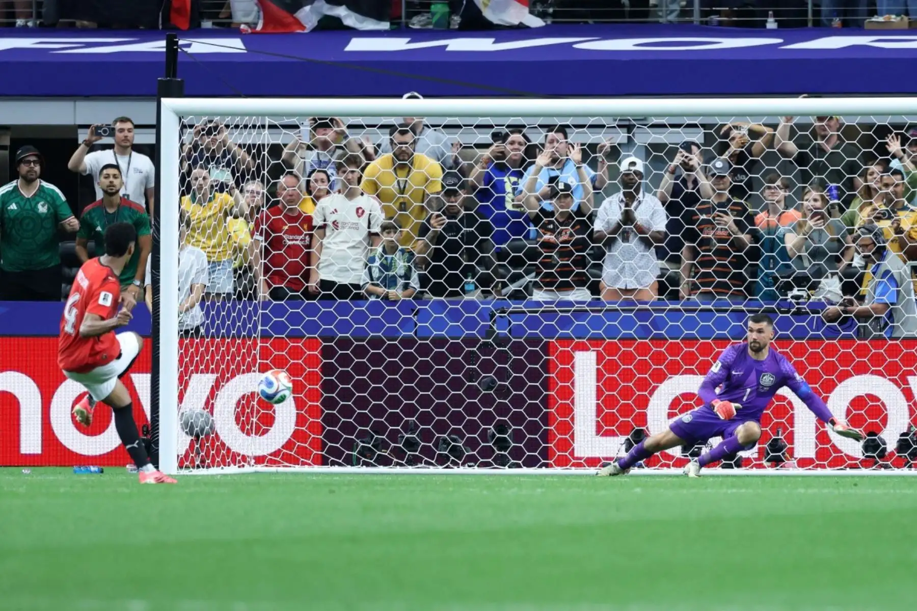 El defensa egipcio número 04, Hossam Abdelmaguid (izquierda), dispara y anota el gol de la victoria en la tanda de penaltis durante el partido de dieciseisavos de final del Mundial de 2026 entre Australia y Egipto, disputado en el estadio Dallas de Arlington el 3 de julio de 2026. (Foto de Thomas COEX / AFP)