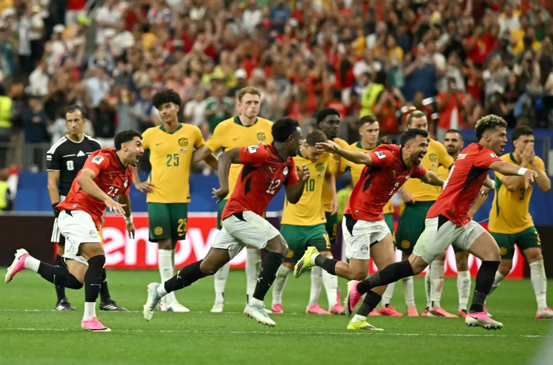 Los jugadores de Egipto celebran su victoria en el partido de dieciseisavos de final del Mundial de 2026 entre Australia y Egipto, disputado en el estadio Dallas de Arlington el 3 de julio de 2026. (Foto de Paul ELLIS / AFP)