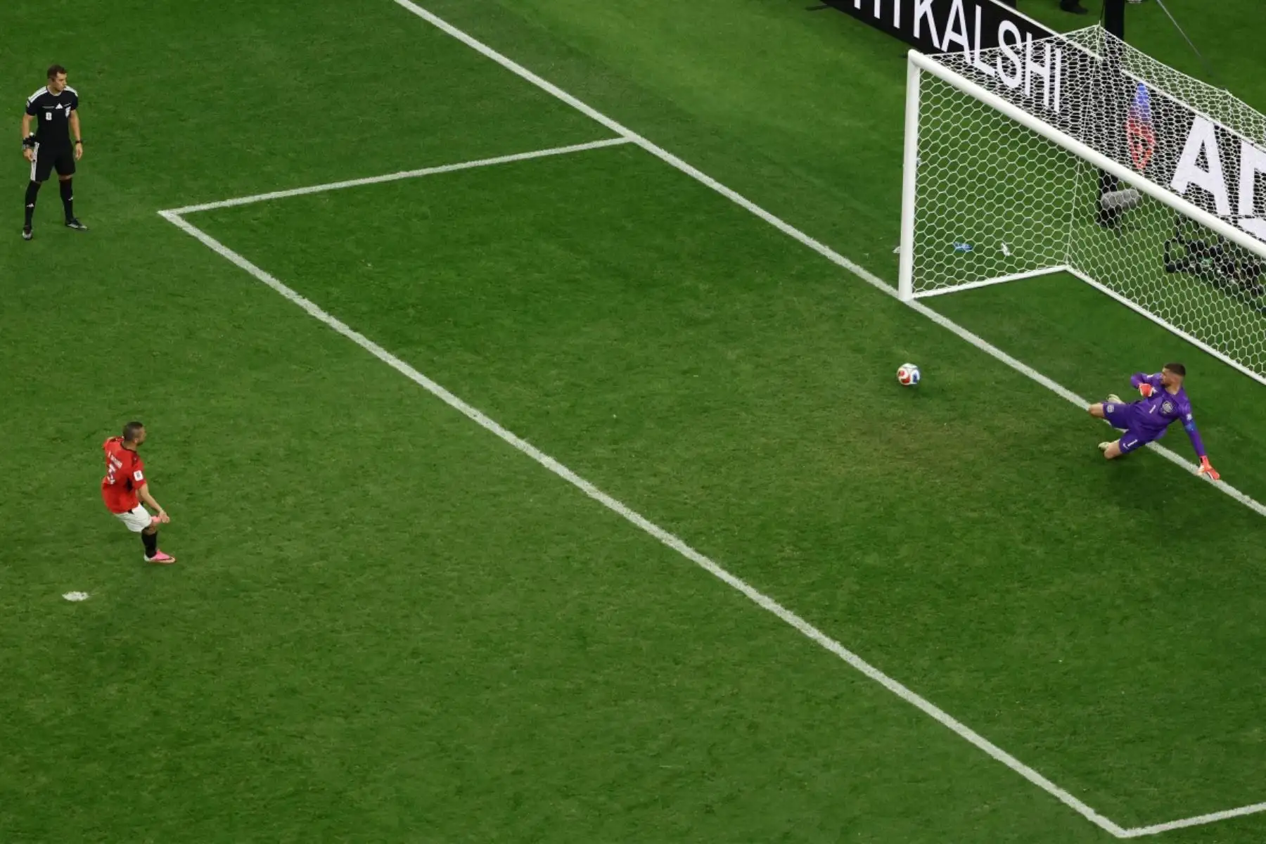 El defensa egipcio Ramy Rabia (izq.), número 5 del ranking, dispara y anota en la tanda de penaltis durante el partido de dieciseisavos de final del Mundial de 2026 entre Australia y Egipto, disputado en el estadio Dallas de Arlington el 3 de julio de 2026. (Foto de Aric Becker / AFP)