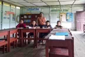 La docente Gesica Pérez enseña en la escuela EIB de Chachibai (Ucayali), donde busca revitalizar la lengua isconawa. Foto: Minedu