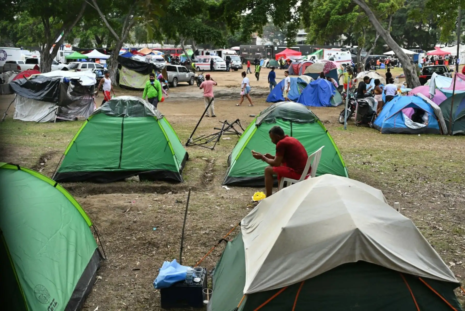 Personas desplazadas tras los dos terremotos del 24 de junio se alojan en un campamento improvisado en un club de golf en Caraballeda, estado de La Guaira, Venezuela, el 3 de julio de 2026. Foto: AFP