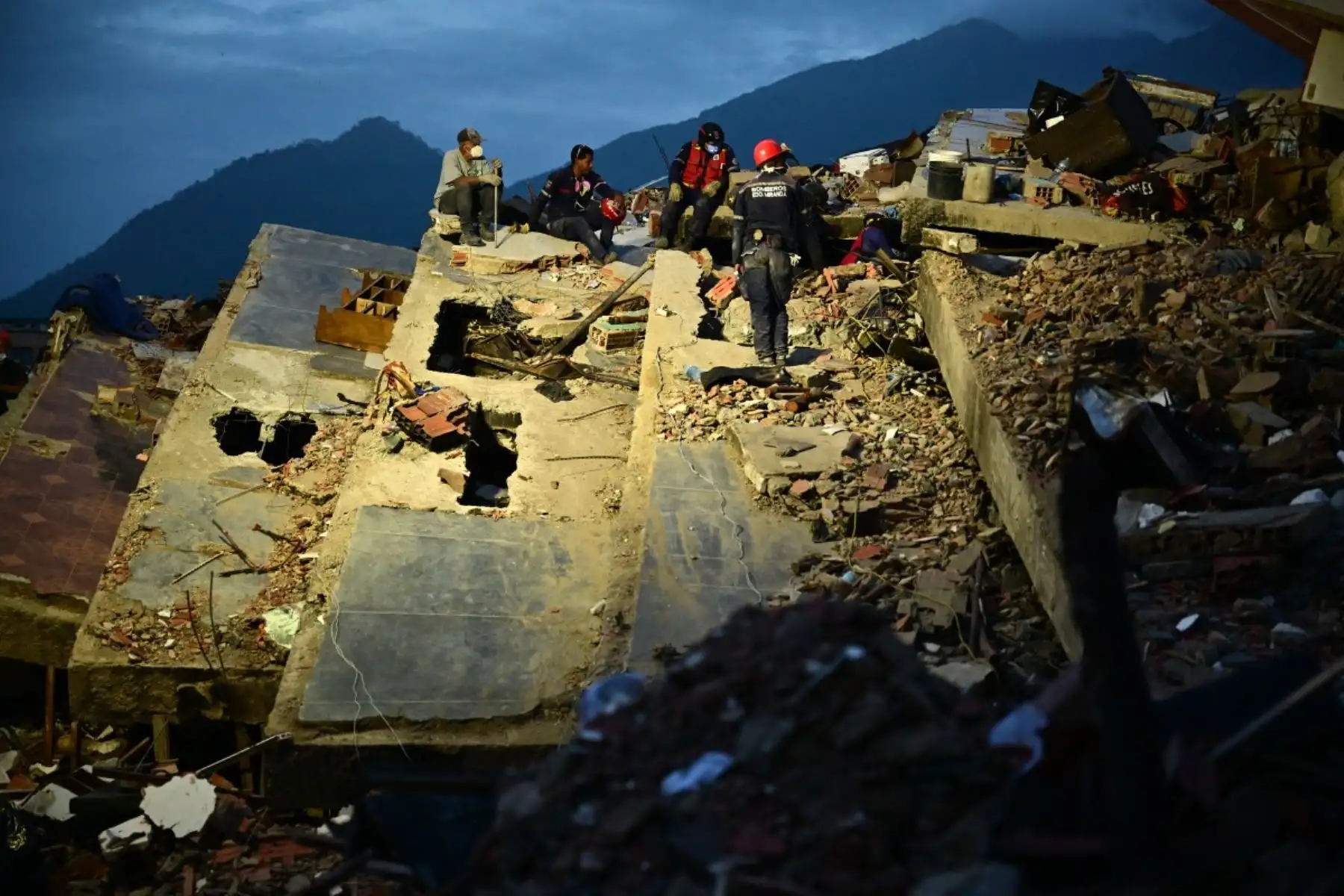 Los rescatistas trabajan entre los escombros de un edificio derrumbado en Caraballeda, estado de La Guaira, Venezuela, el 3 de julio de 2026. Foto: AFP