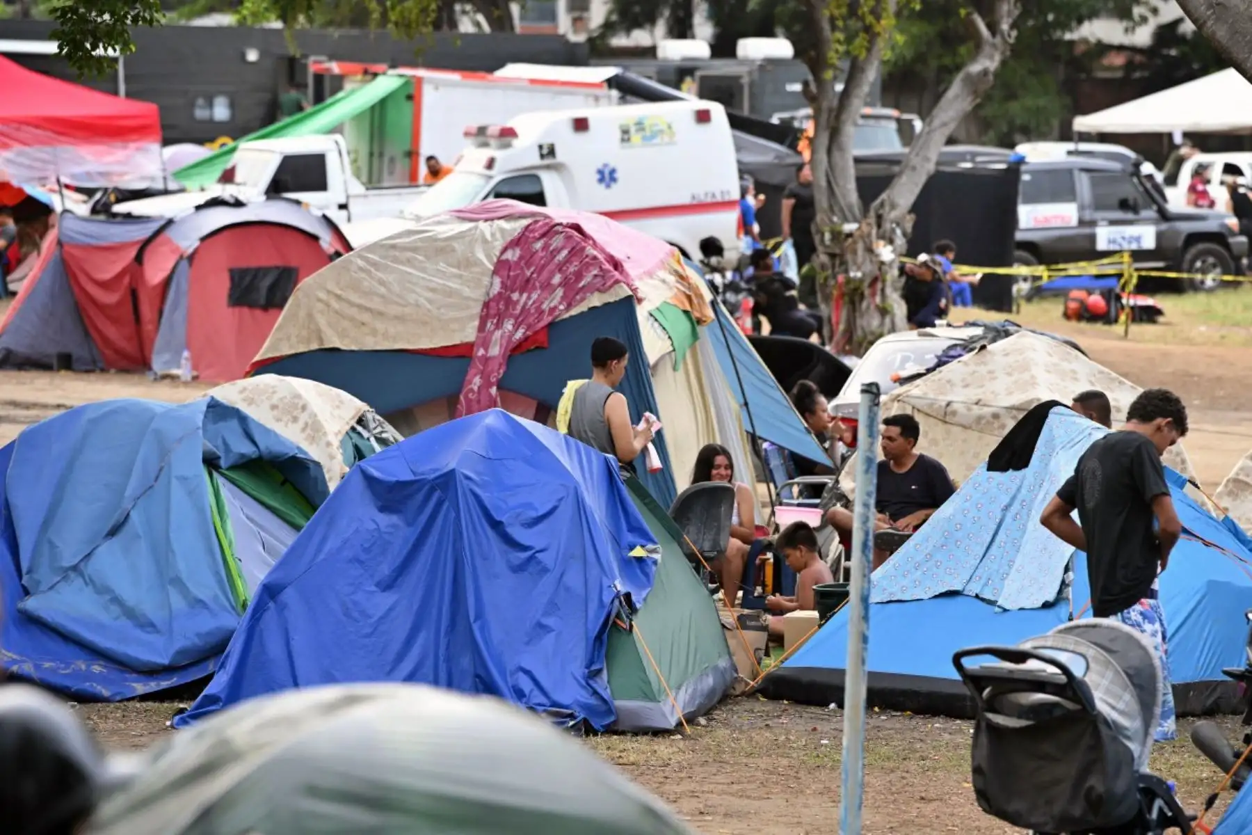 Personas desplazadas tras los dos terremotos del 24 de junio se alojan en un campamento improvisado en un club de golf en Caraballeda, estado de La Guaira, Venezuela, el 3 de julio de 2026. Foto: AFP