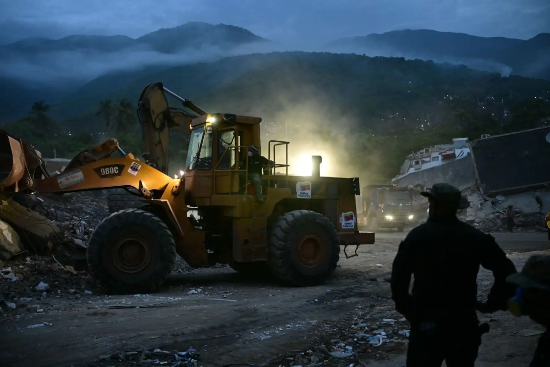Las labores de remoción de escombros están en marcha en el sitio de los edificios derrumbados en Caraballeda, estado de La Guaira, Venezuela, el 3 de julio de 2026. Foto: AFP