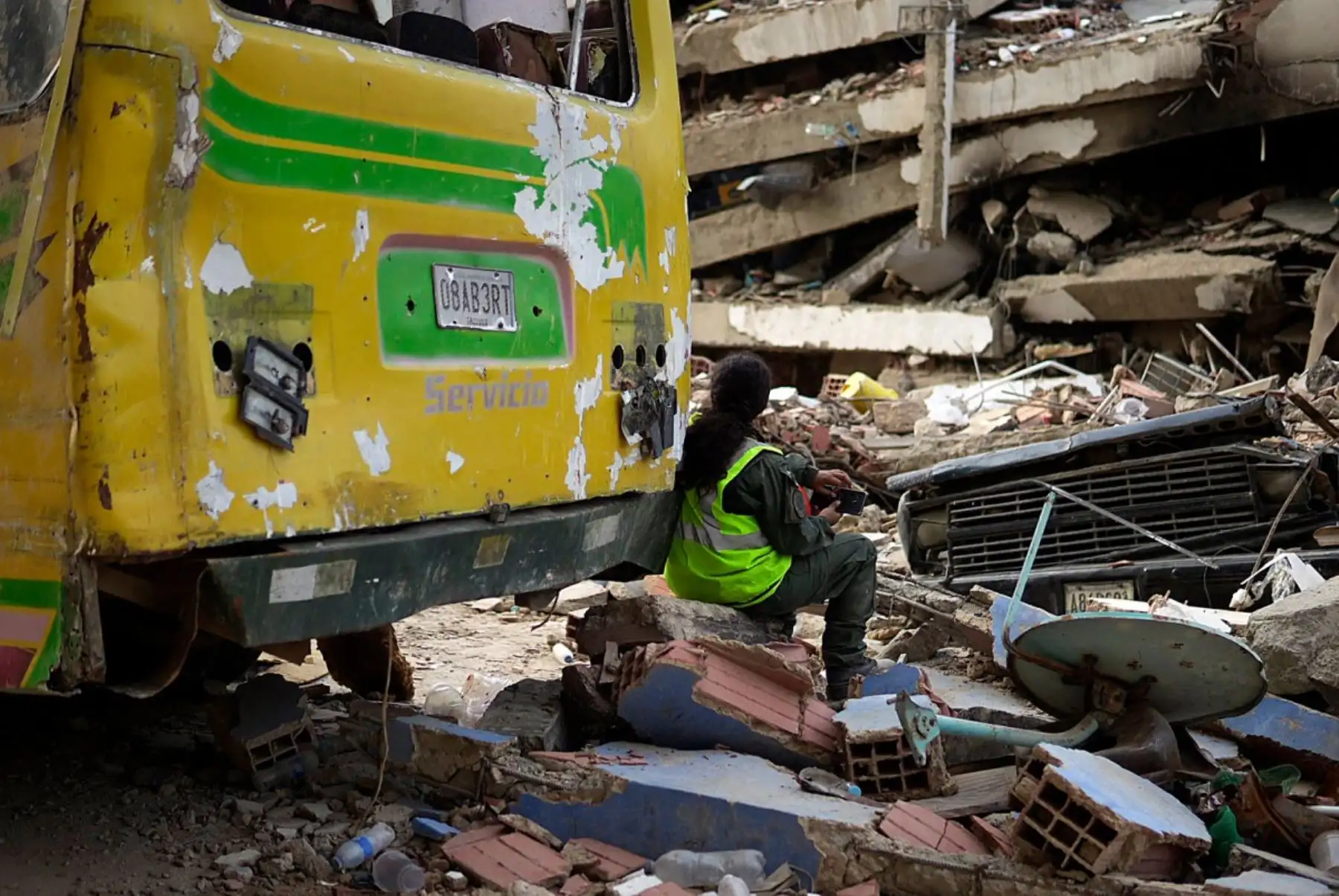 Un rescatista descansa en el lugar del derrumbe de un edificio en el sector de Tanaguarena, en Caraballeda, estado de La Guaira, Venezuela, el 3 de julio de 2026. Foto: AFP