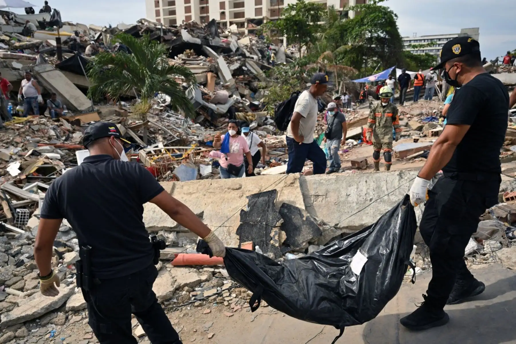 Miembros del Cuerpo de Investigaciones Científicas, Penales y Criminales (CICPC) transportan el cuerpo de un niño recuperado de entre los escombros de un edificio derrumbado en Caraballeda, estado de La Guaira, Venezuela, el 3 de julio de 2026. Foto: AFP