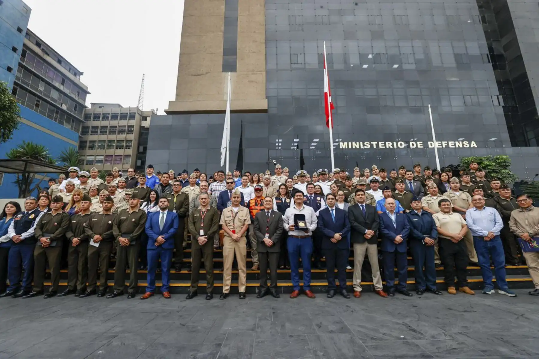Defensa y Ambiente unen esfuerzos para integrar protección ambiental en operaciones militares