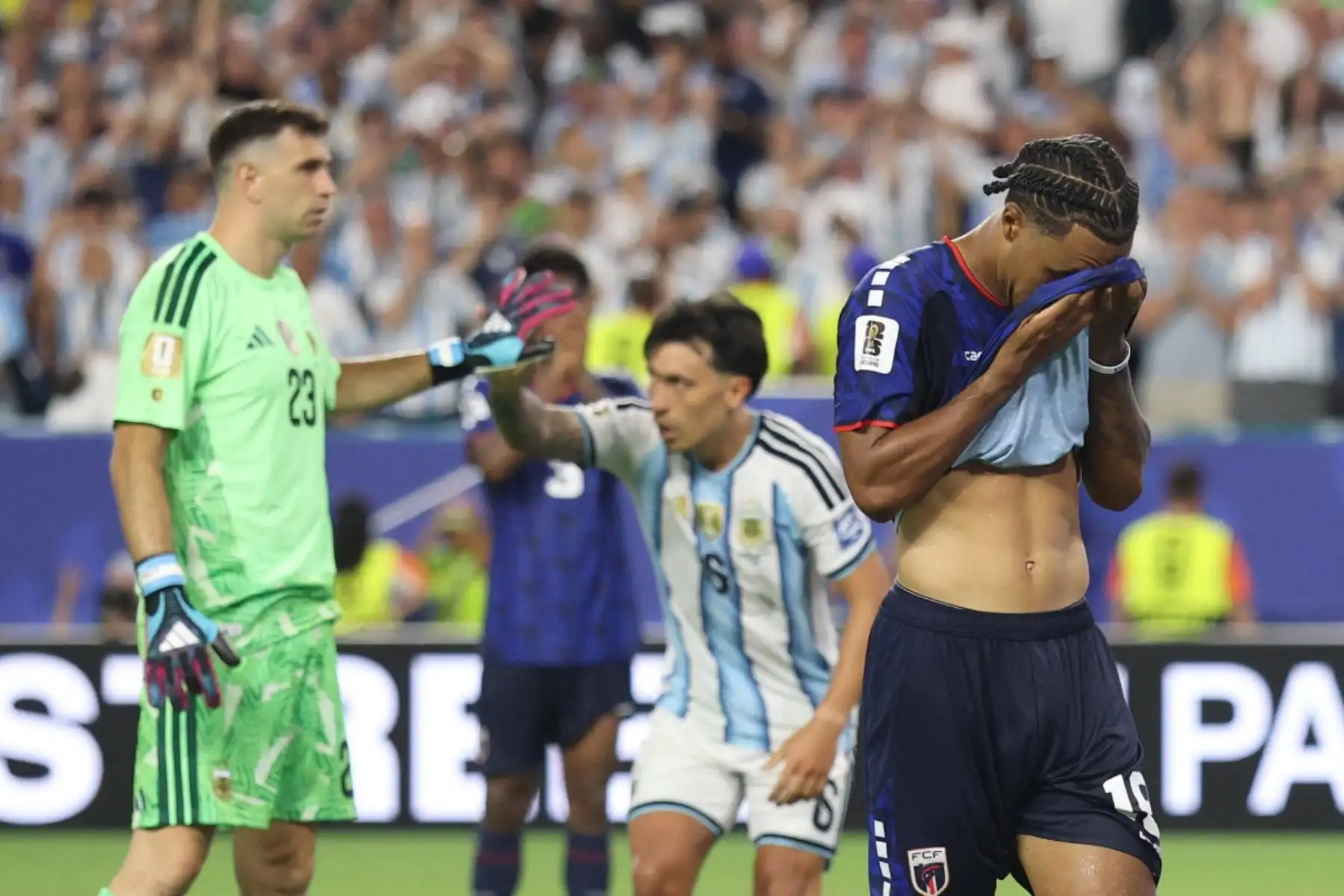 El defensa caboverdiano número 13, Sidney Lopes Cabral, reacciona ante una ocasión de gol desperdiciada durante el partido de dieciseisavos de final del Mundial de 2026 entre Argentina y Cabo Verde, disputado en el Miami Stadium de Miami Gardens el 3 de julio de 2026. (Foto de PATRICIA DE MELO MOREIRA / AFP)