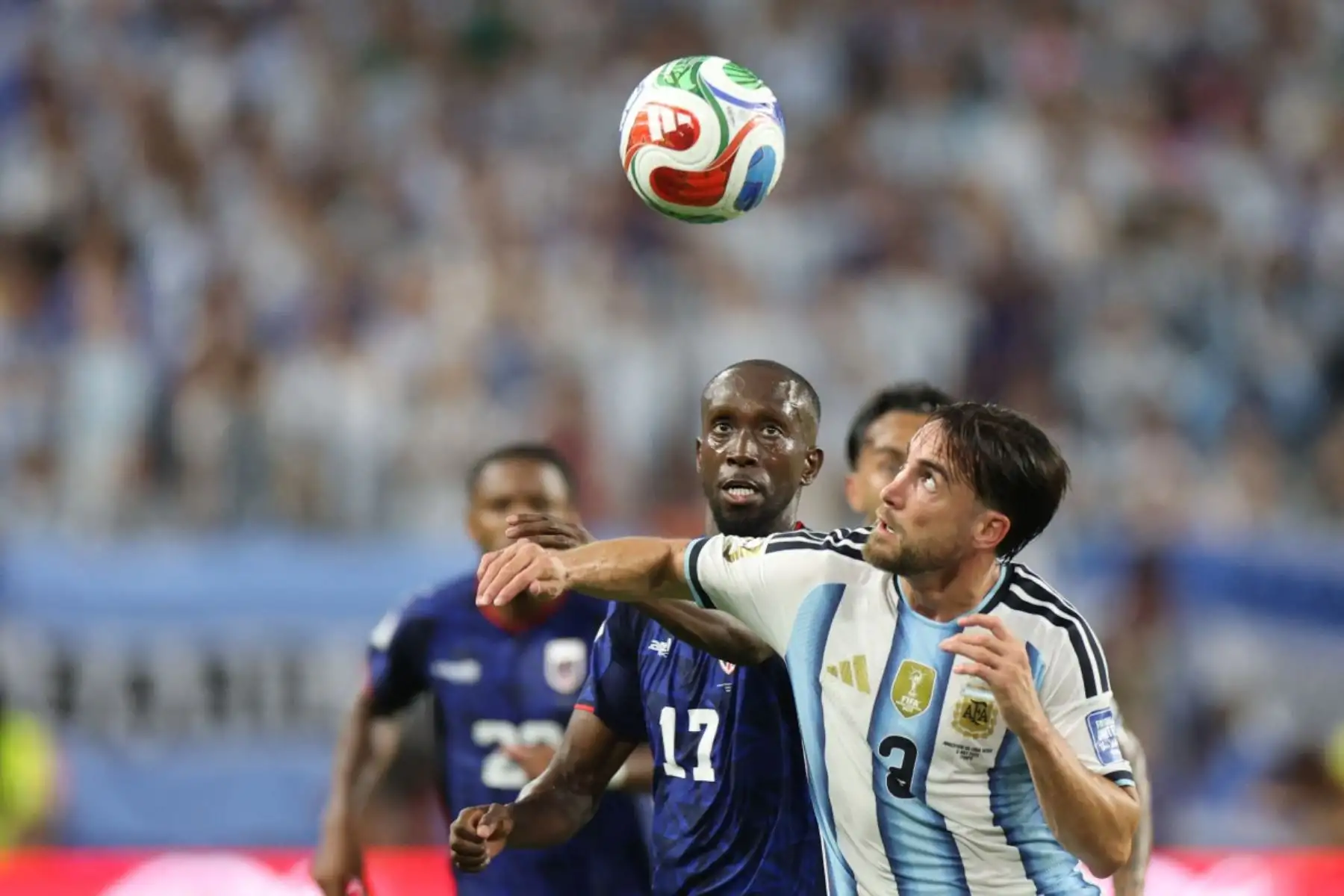El delantero caboverdiano Willy Semedo (número 17) y el defensa argentino Nicolás Tagliafico (número 3) disputan el balón durante el partido de dieciseisavos de final del Mundial de 2026 entre Argentina y Cabo Verde, disputado en el Miami Stadium de Miami Gardens el 3 de julio de 2026. (Foto de PATRICIA DE MELO MOREIRA / AFP)