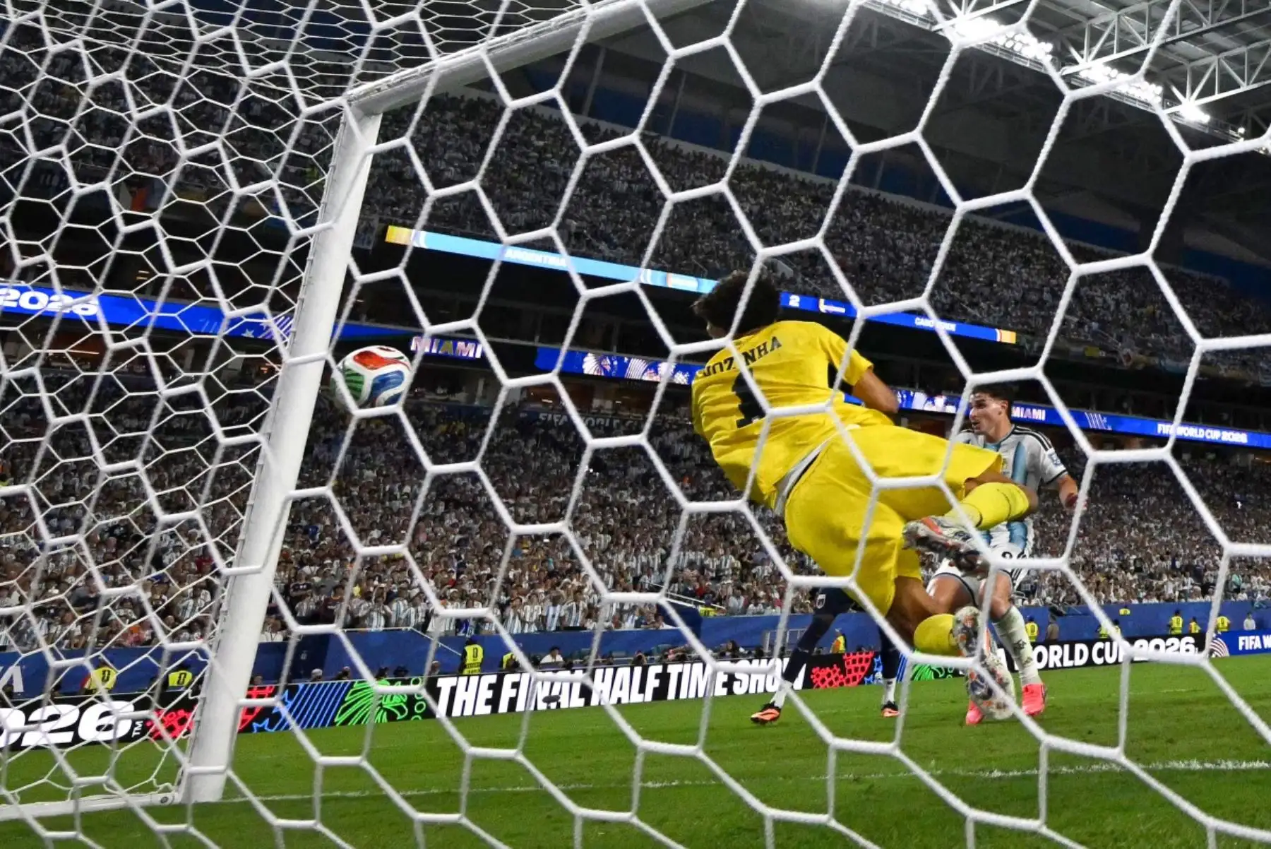 El portero de Cabo Verde, Vozinha (número 1), encaja un gol del defensa argentino Cristian Romero (número 13, fuera de plano), el tercer gol de su equipo, durante el partido de dieciseisavos de final del Mundial de 2026 entre Argentina y Cabo Verde, disputado en el Miami Stadium de Miami Gardens el 3 de julio de 2026. (Foto de CHANDAN KHANNA / AFP)